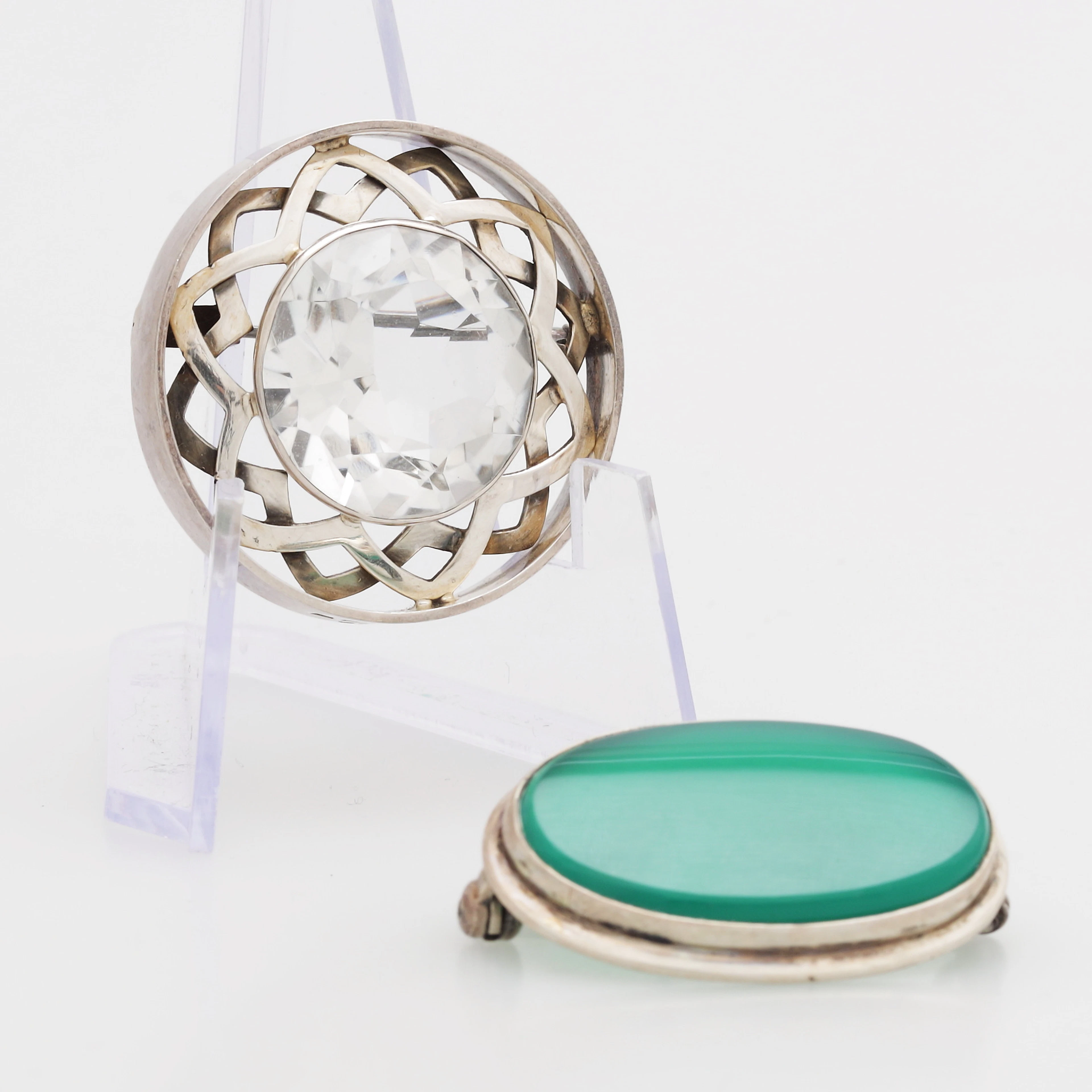 BROSCHER, 2 st, silver, totalvikt 20 gram.