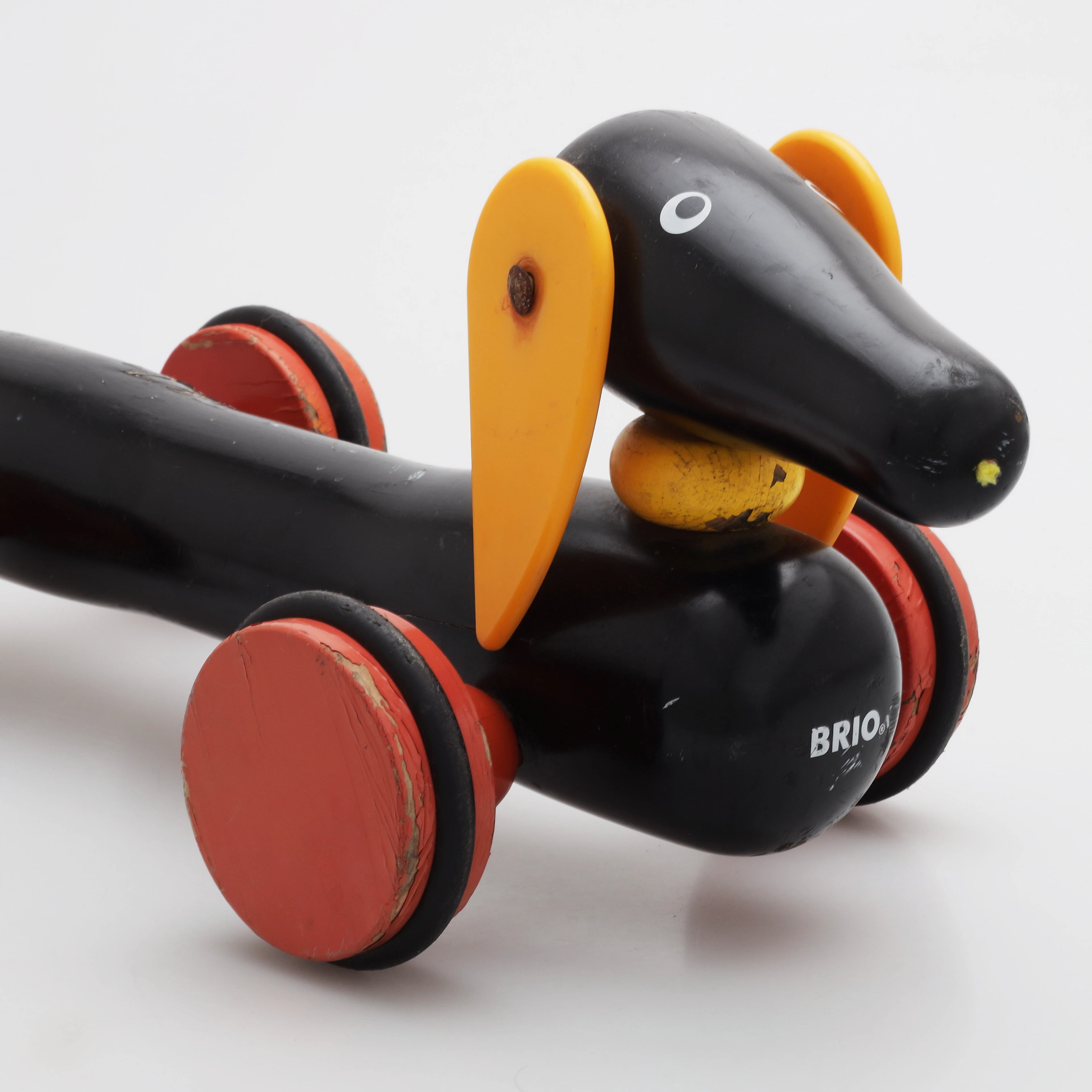 BRIO. Tax, "Dachsie", dragleksak, trä, lanserad 1953, längd 52 cm.