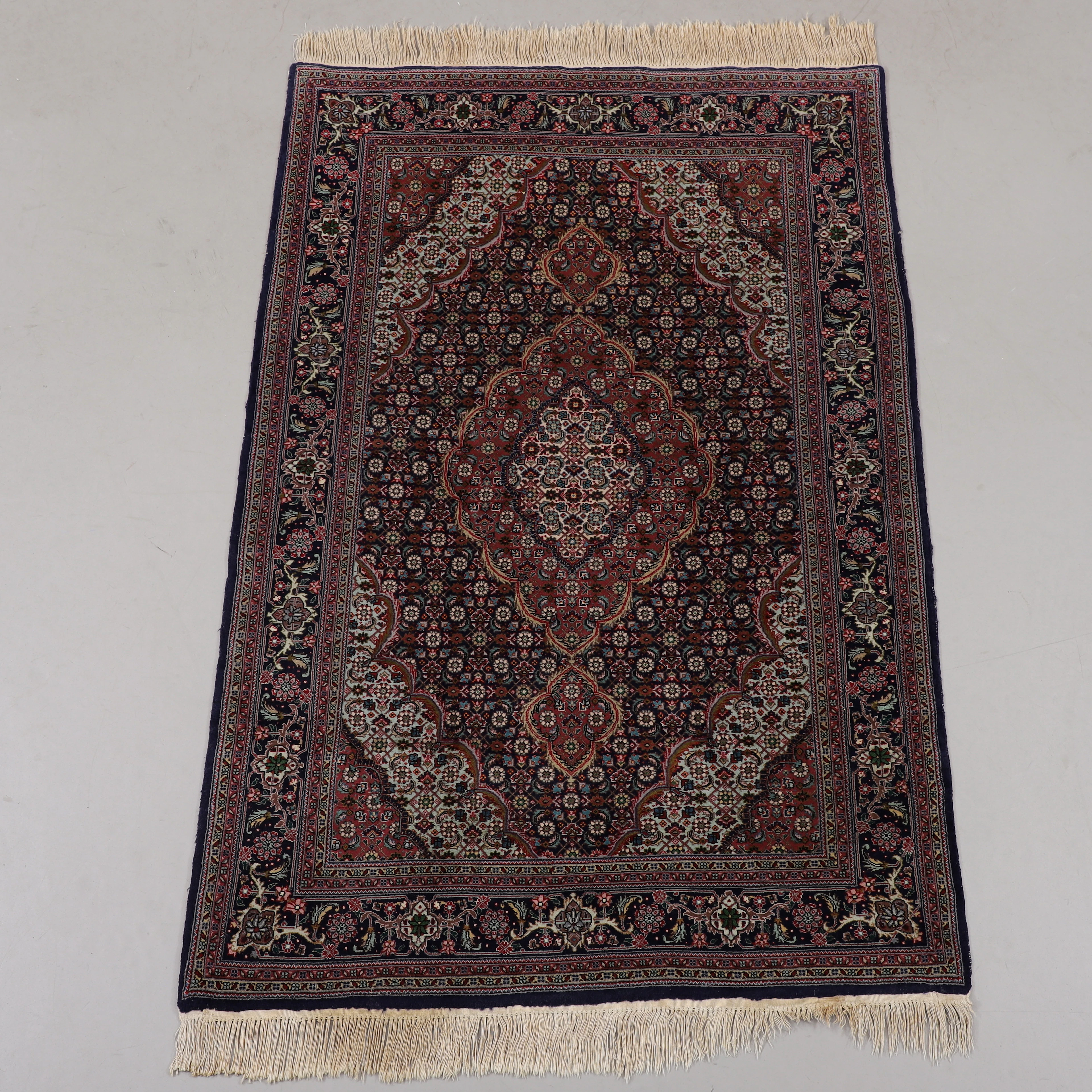MATTA, persisk, Täbriz Mahi Maralan, 154 x 103 cm.