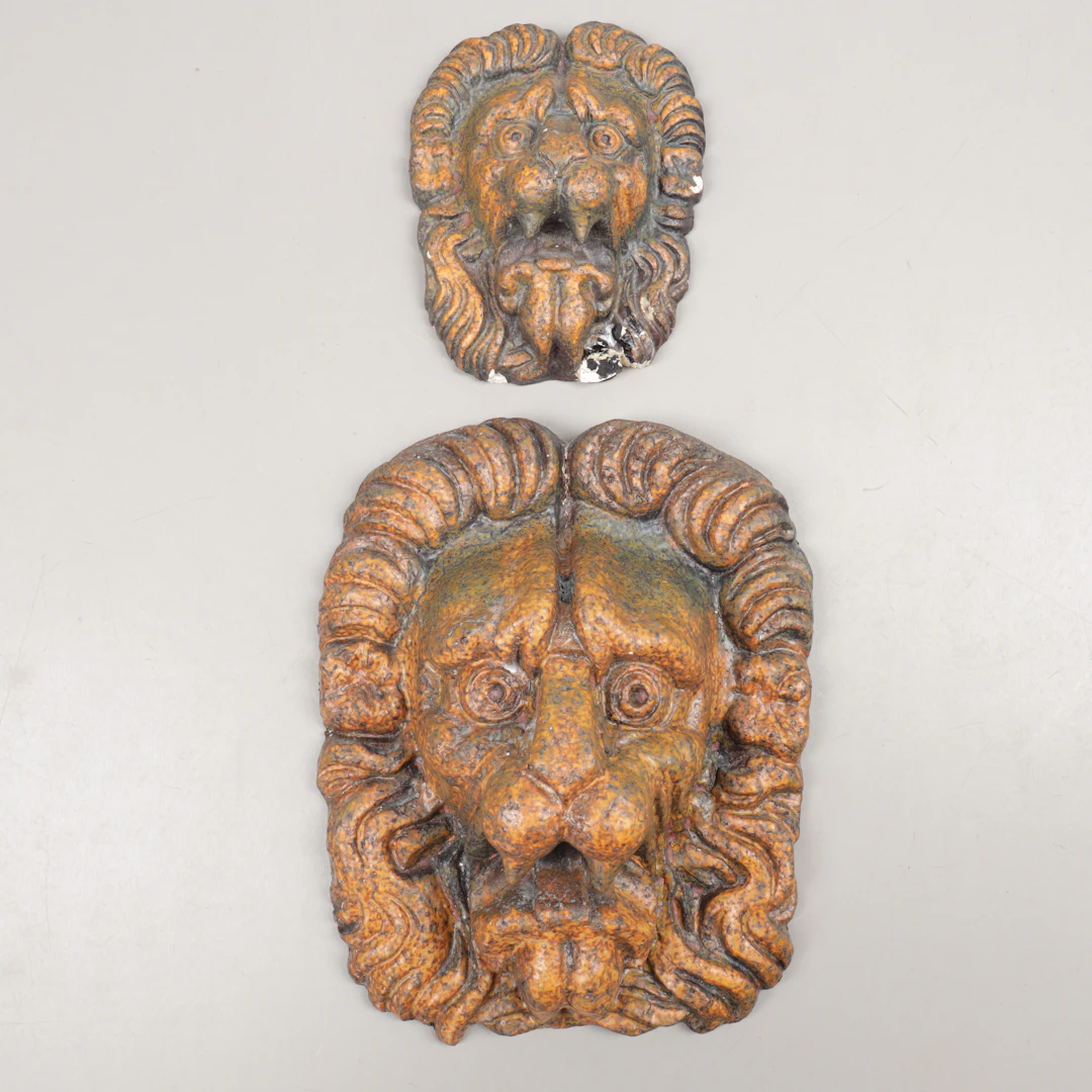 VÄGGRELIEFER, 2 st, lejon, stengods, Gustavsberg, 1900-tal.