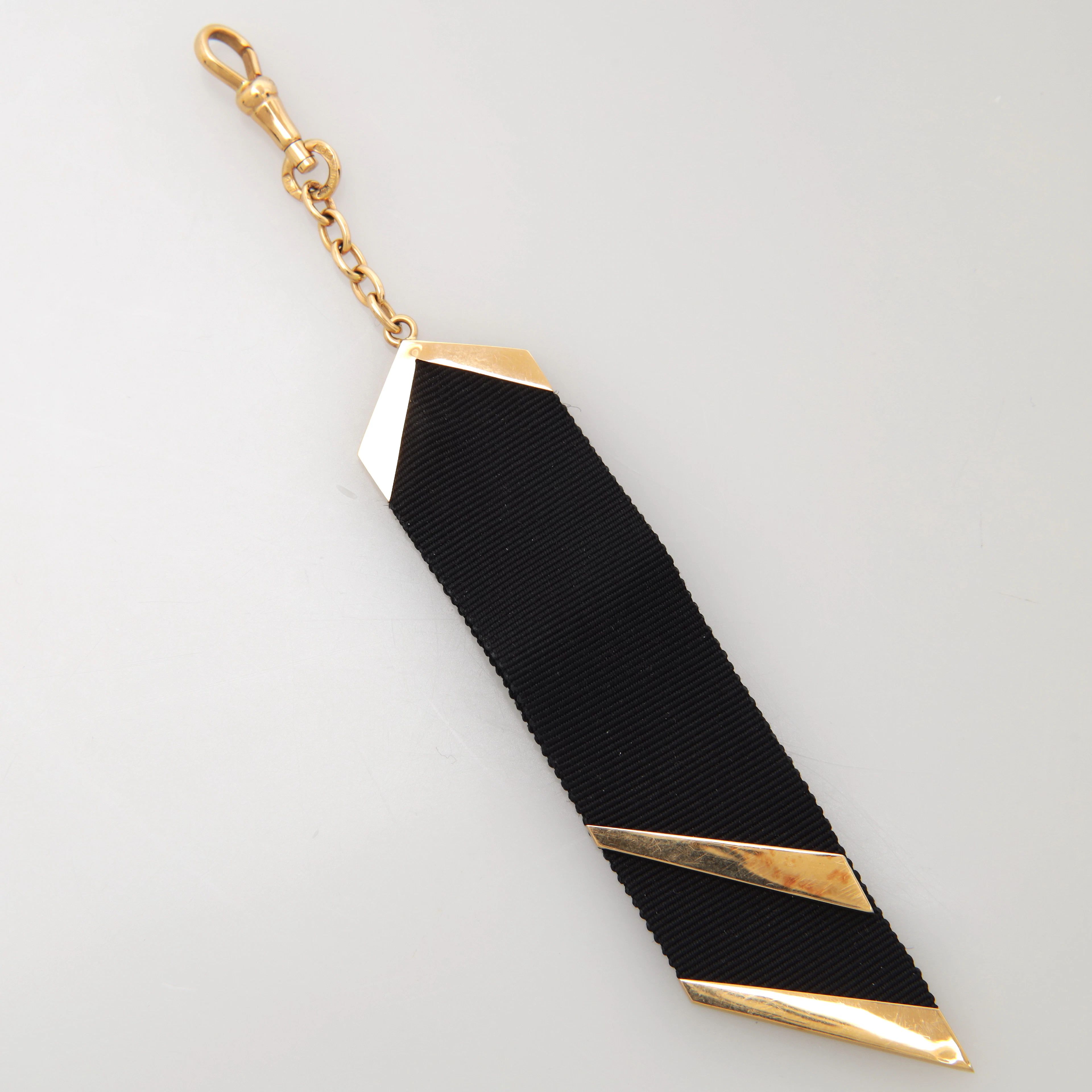 CHATELAINE, guld 18k med tygband, 1938, total vikt 4,28 gram.
