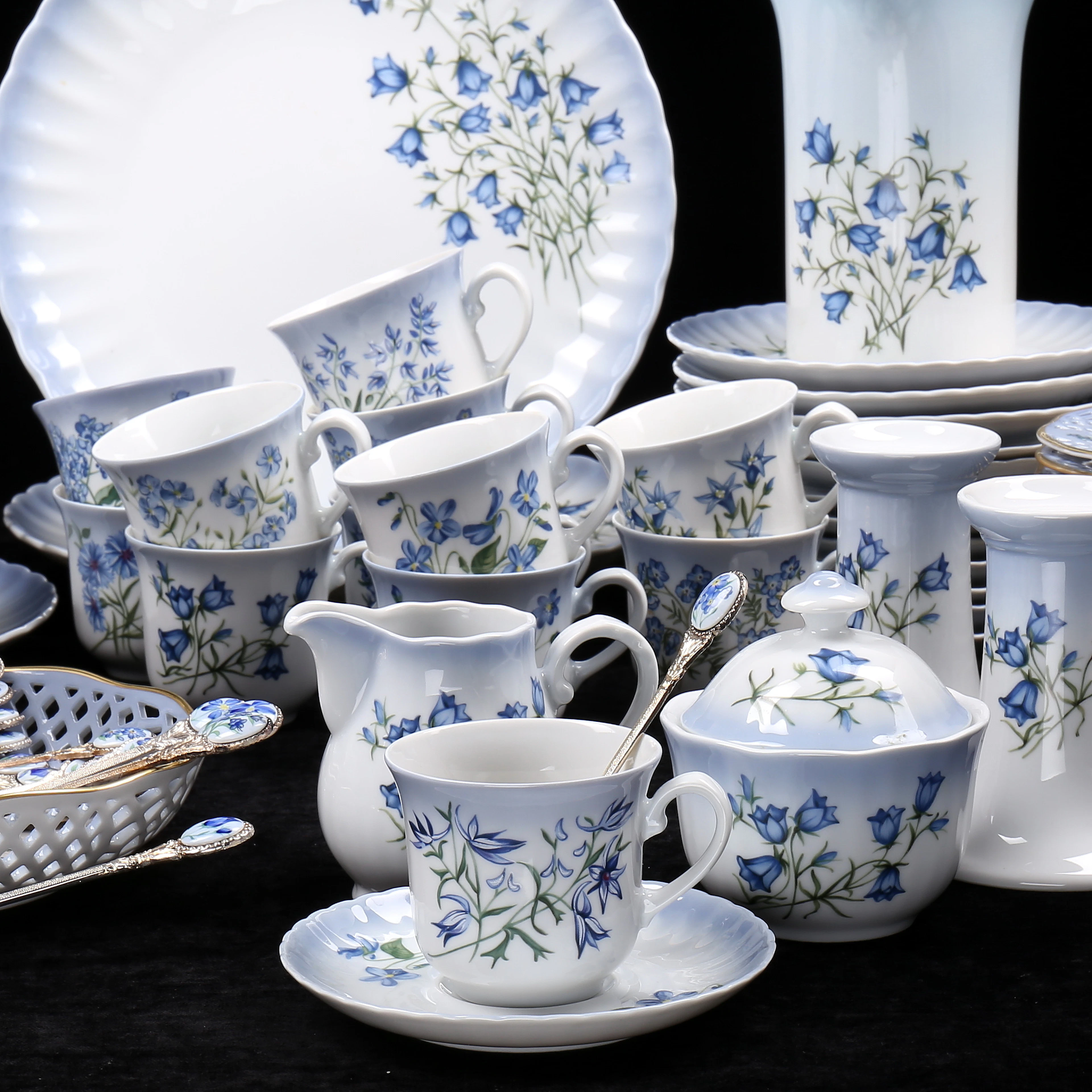 SERVIS samt BESTICK, 84 delar, porslin, "Flores Caerulei", Svaneholm.