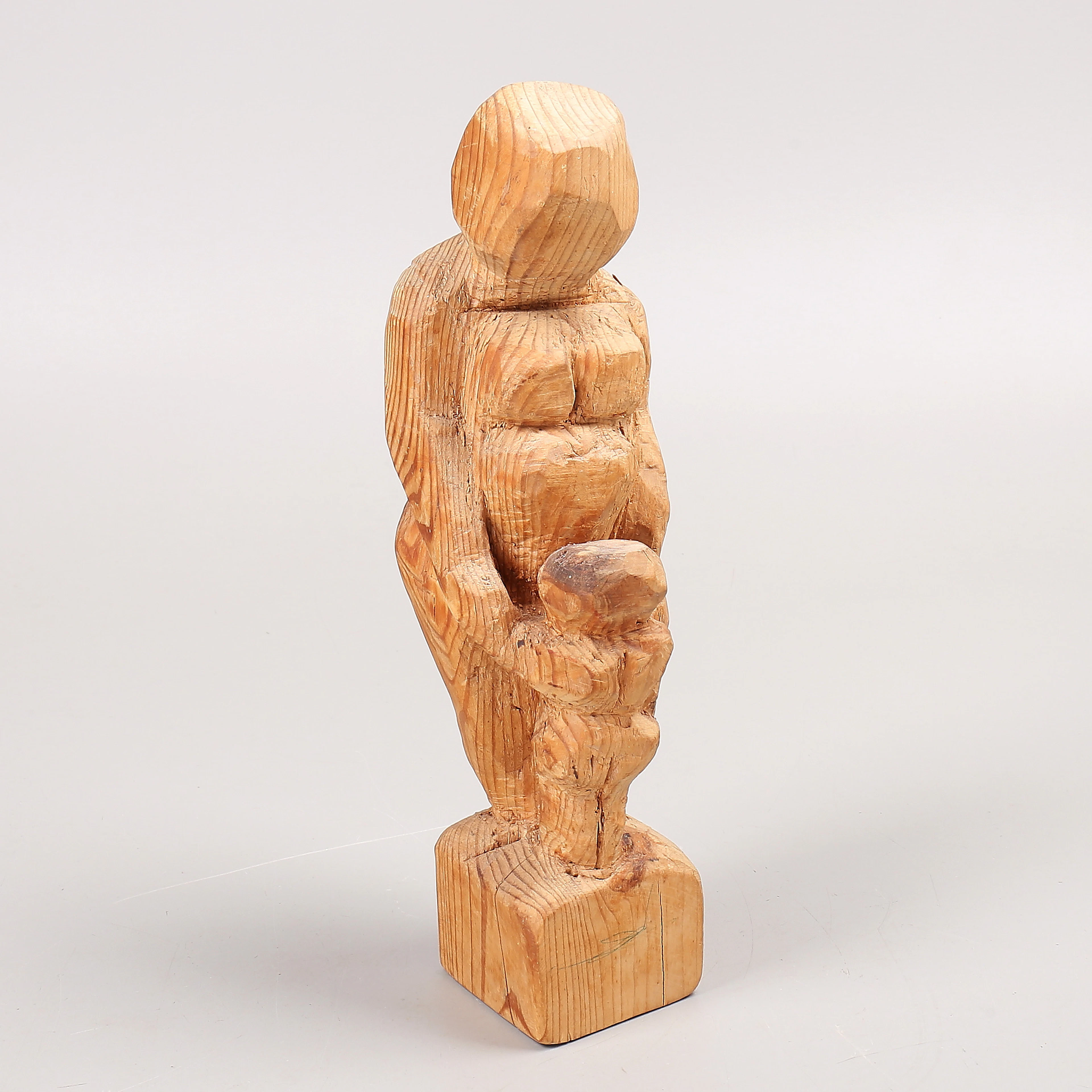 OIDENTIFIERAD KONSTNÄR. SKULPTUR, kvinna och barn, träsnideri.