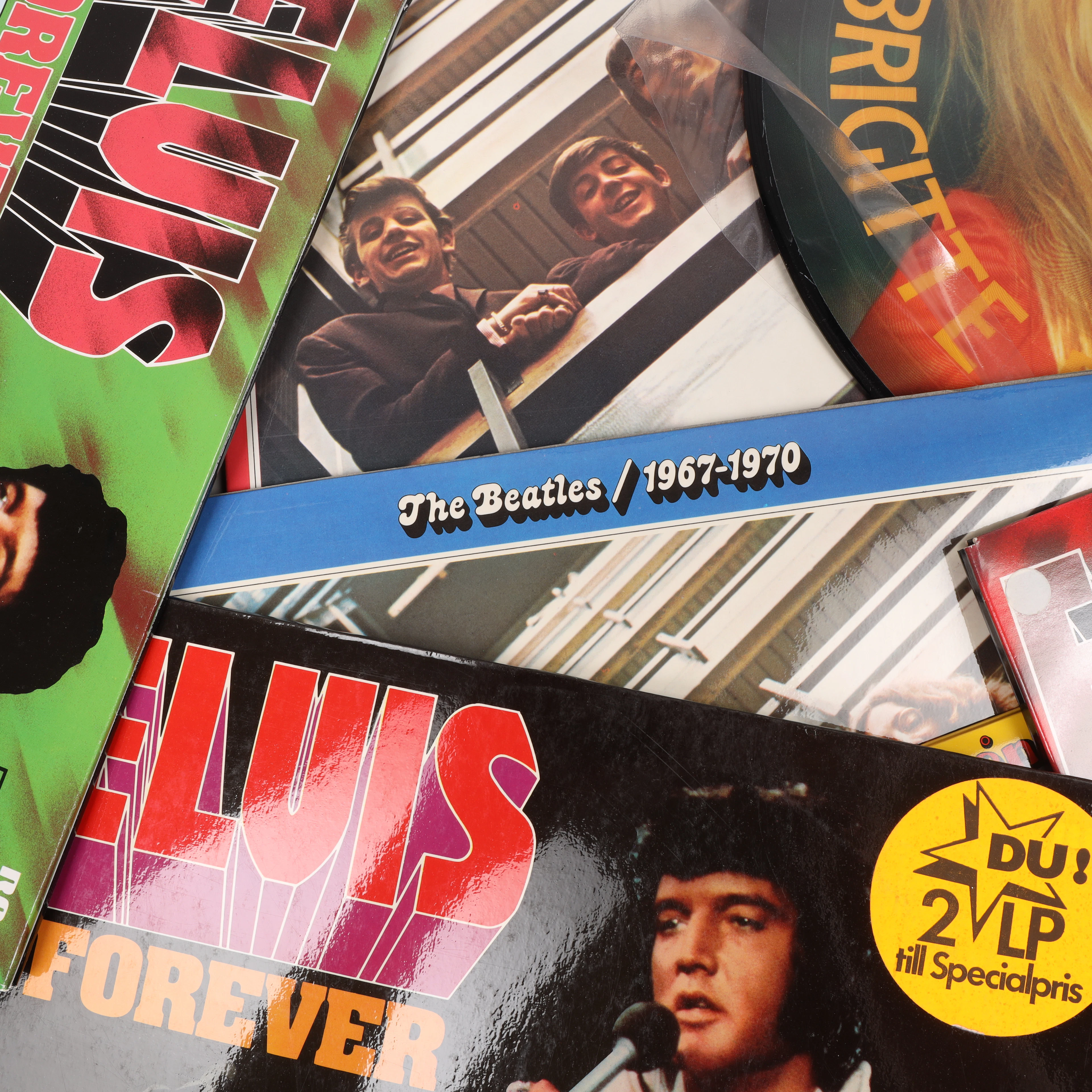 VINYLSKIVOR, 13 st, Elvis, Beatles, Brigitte Bardot, Tio i Topp.