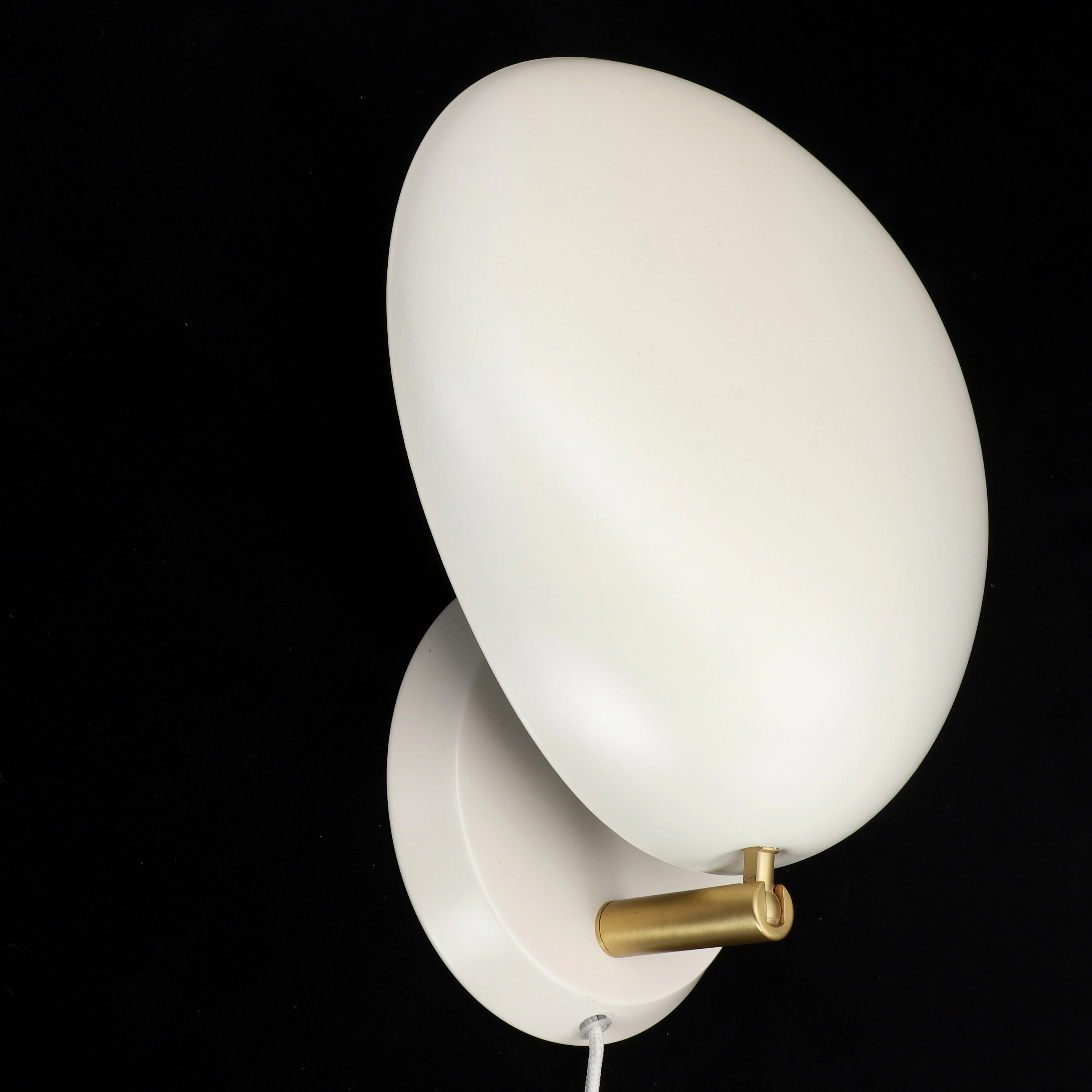 GRETA GROSSMAN. Vägglampa, "Cobra", för GUBI, vitlackerad aluminium/stål