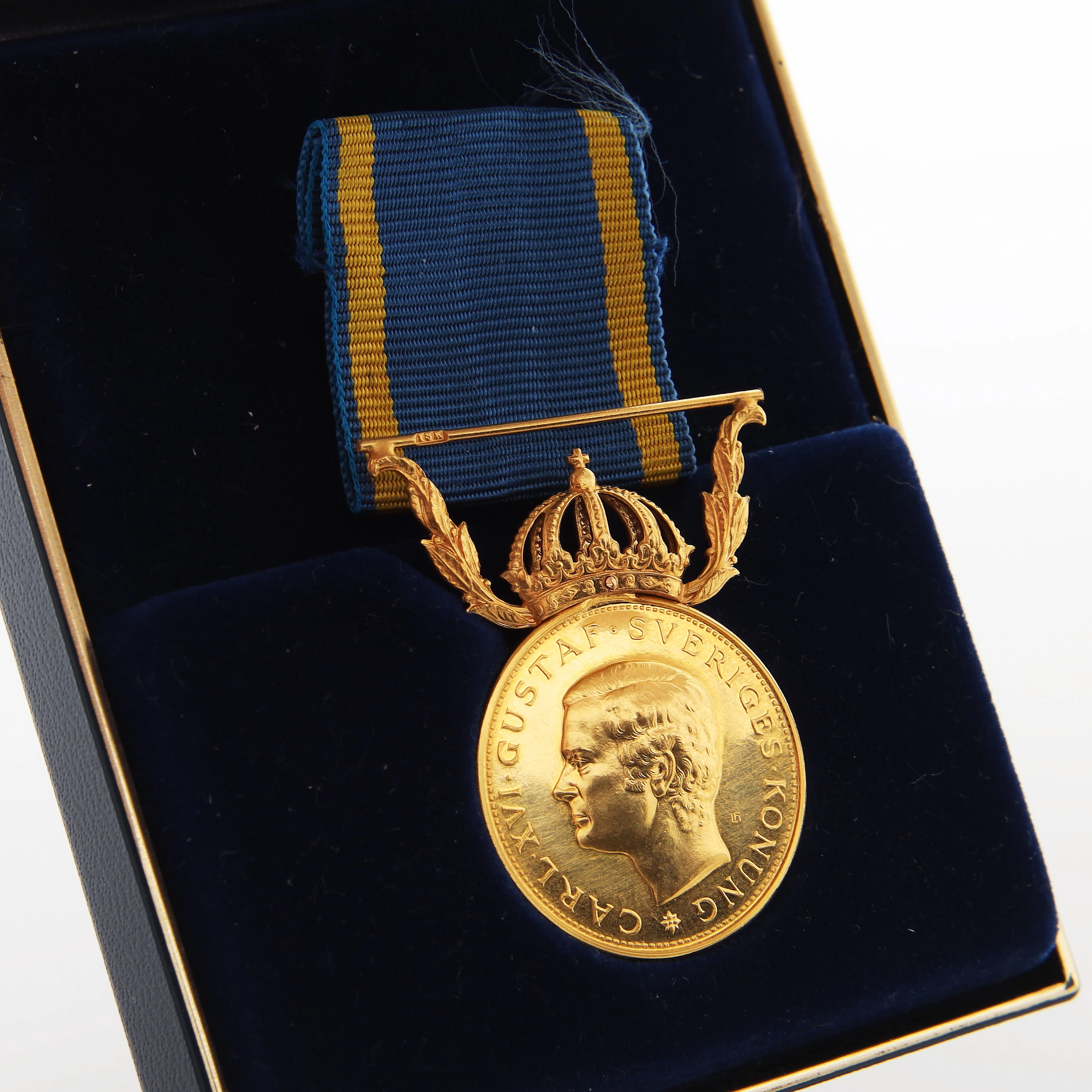 FÖRTJÄNSTMEDALJ, Guld 18/ 23k, Carl XVI Gustav, vikt 13,76 gram.