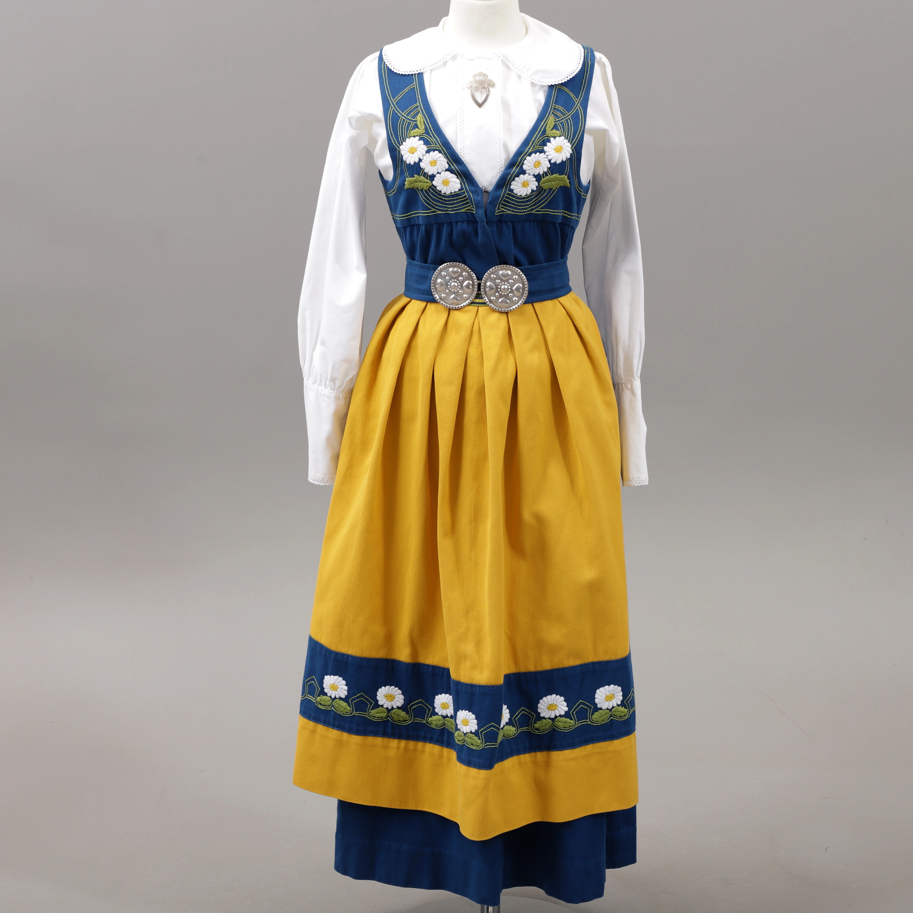 SVERIGEDRÄKT MED SMYCKEN, 1900-talets andra hälft.