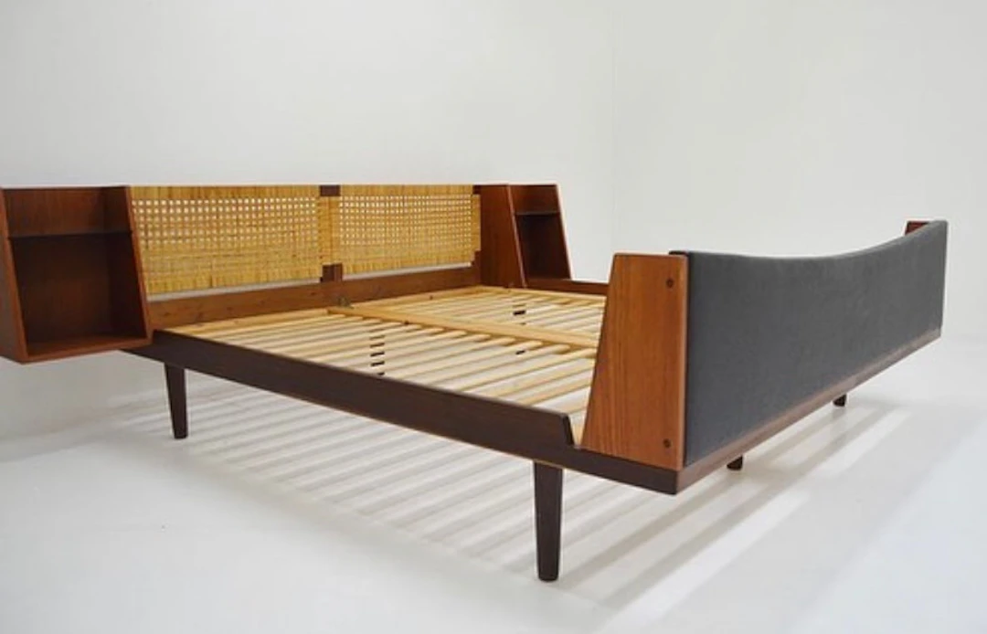 HANS J WEGNER. Säng med sängbord, teak med rotting, Getama 1960-tal.