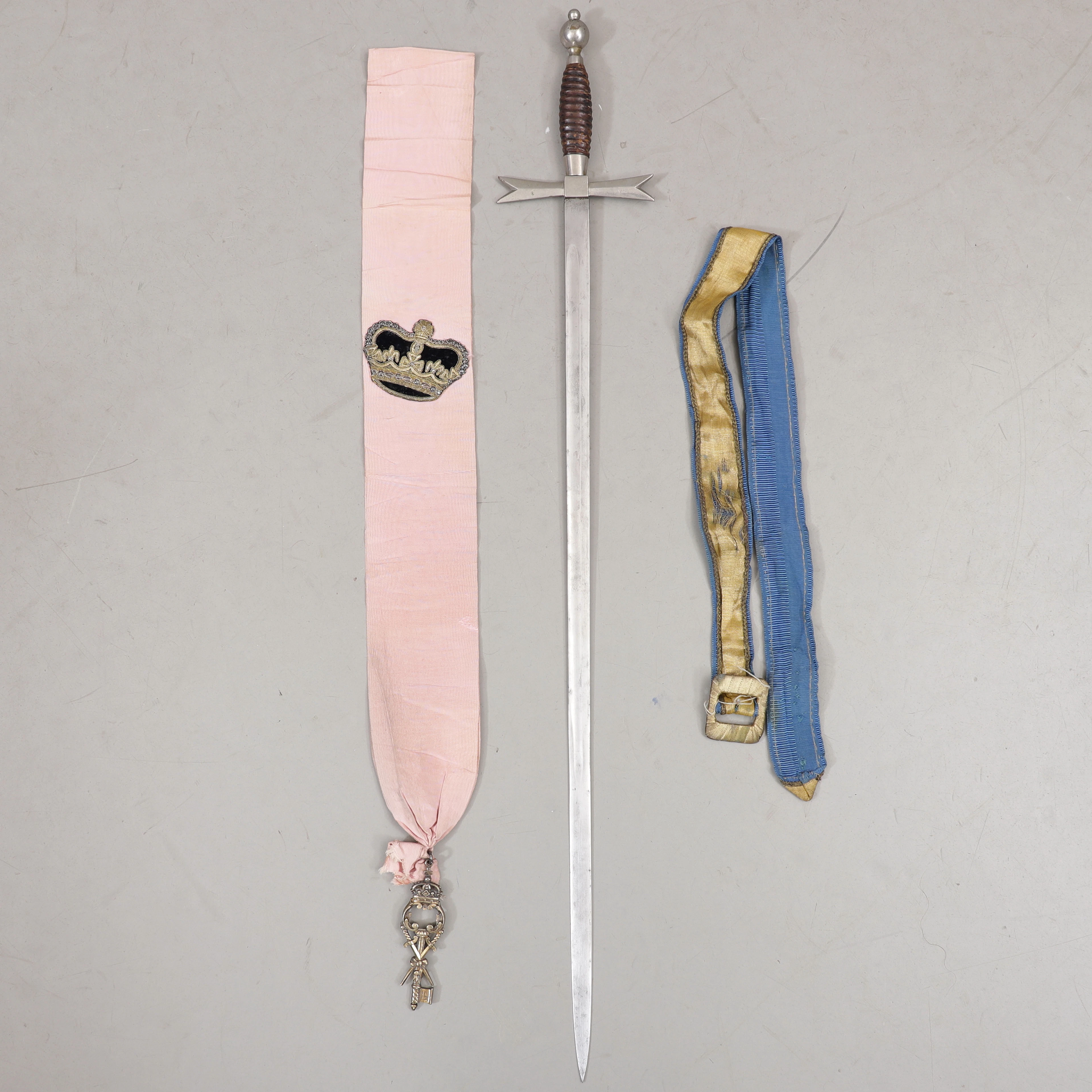 ORDENSVÄRJA MED DRÄKTBAND OCH DEKORATION, 1800-tal.
