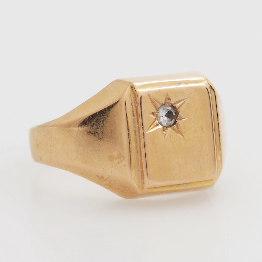 KLACKRING, guld 18k, med vit sten, vikt 5,66 gram.