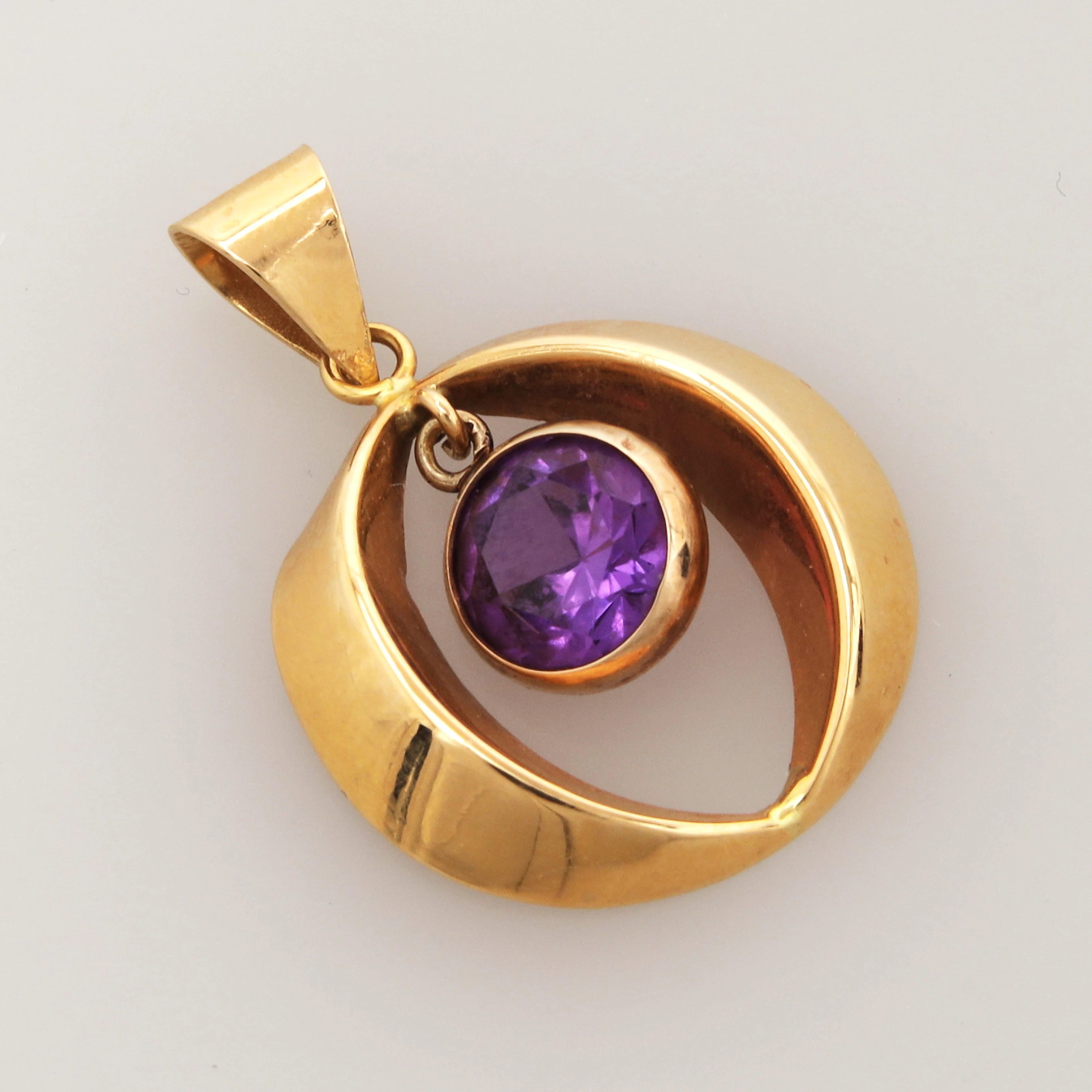 HÄNGE, guld 18k, med lila sten, Ekström, Falköping 1980, vikt 1,67 gram.