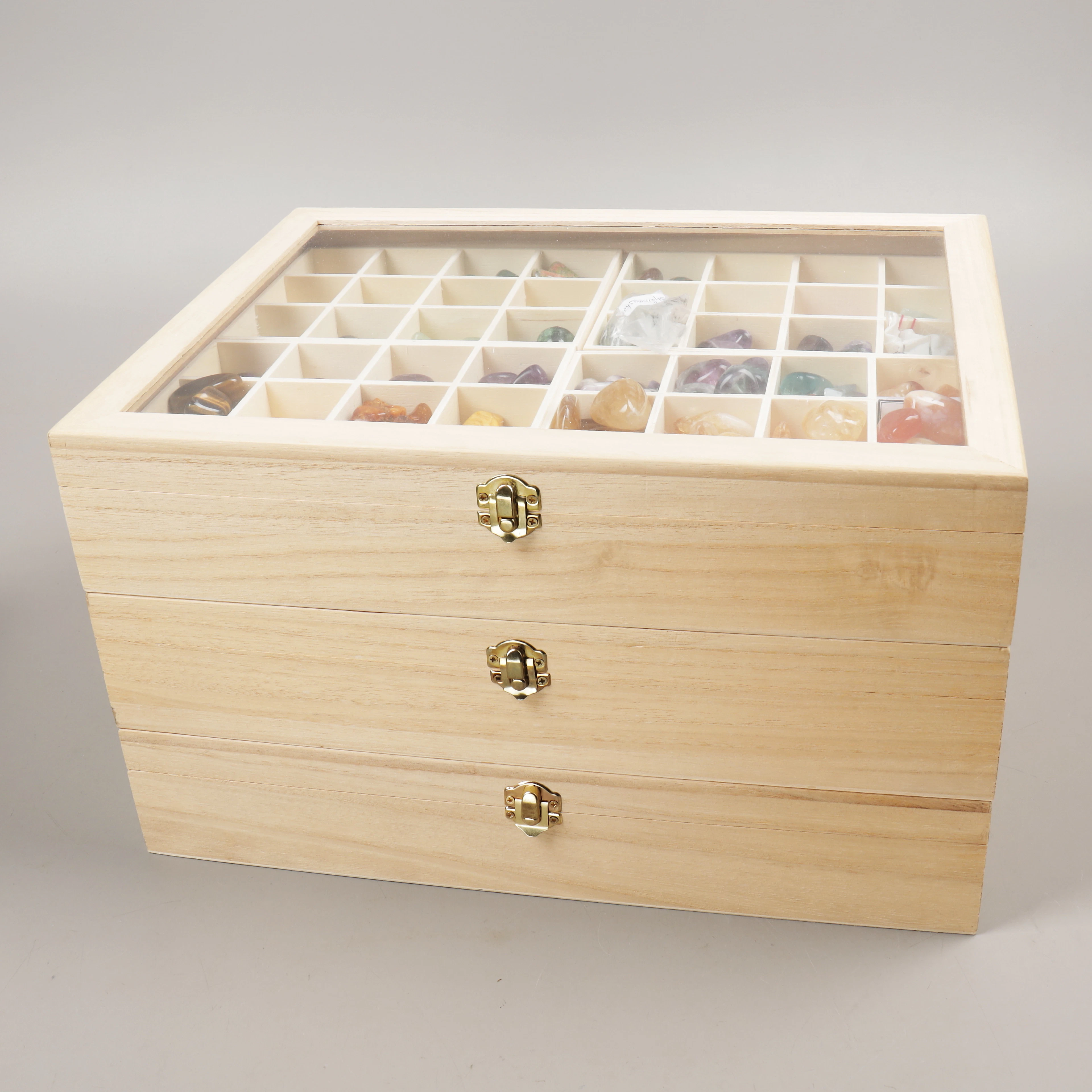 MINERALER, ÄDELSTENAR, samling, 3 lådor.