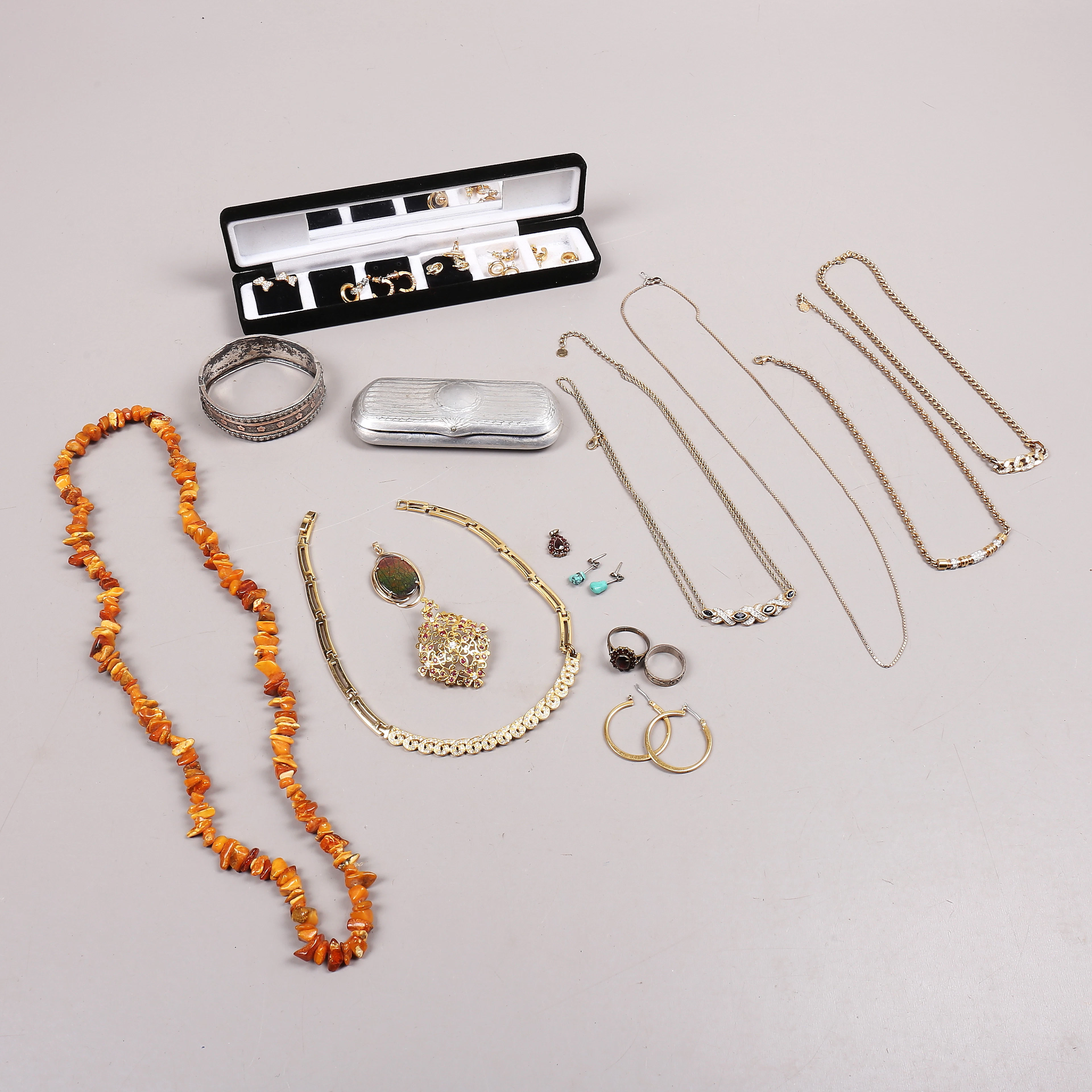 BIJOUTERIER, bl a Pierre Cardin, delvis silver, parti.