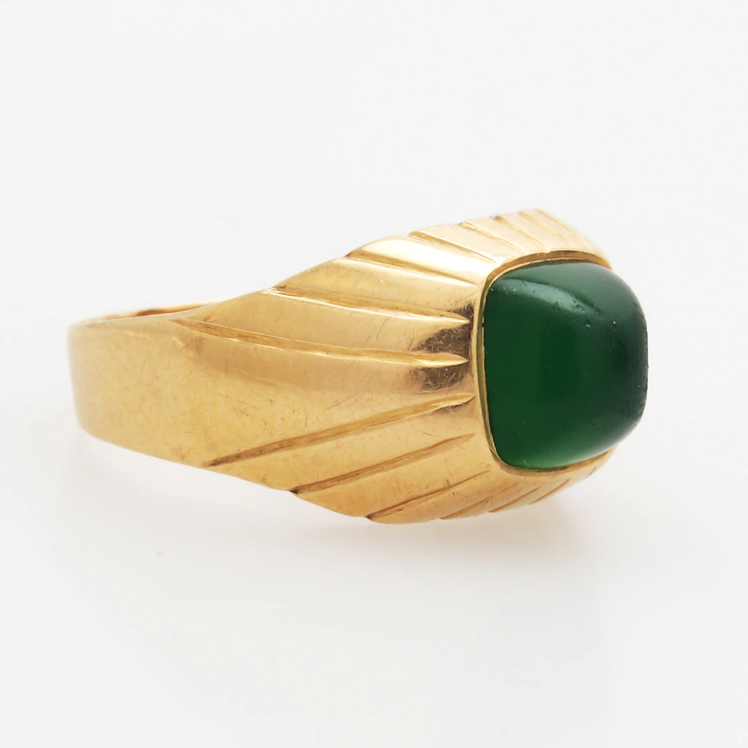 RING, guld 18k, med grön sten, vikt 3,45 gram.