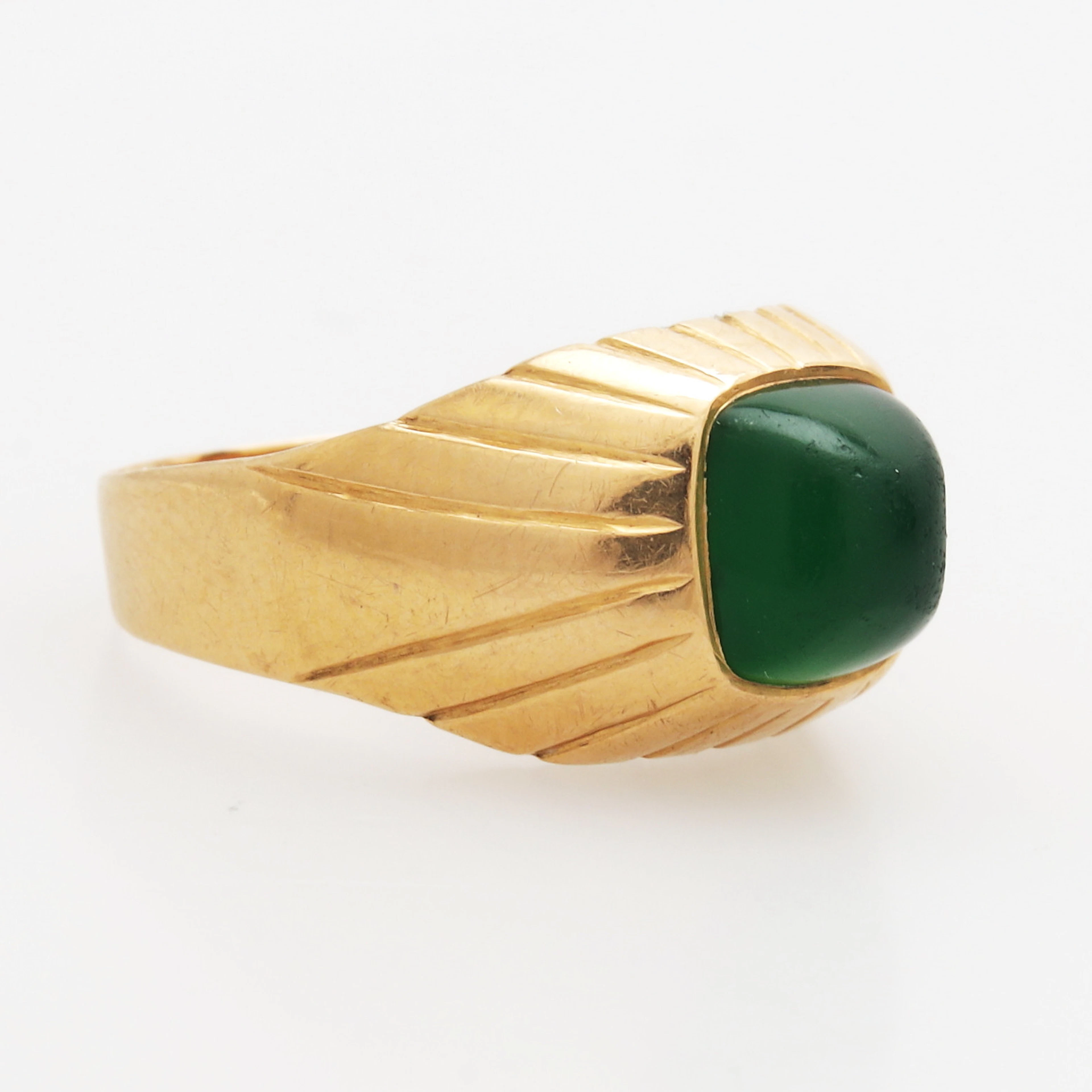 RING, guld 18k, med grön sten, vikt 3,45 gram.