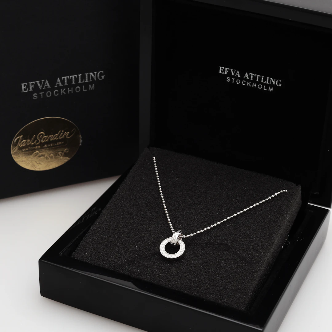 EFVA ATTLING. Halsband med vita stenar, vitguld 18k, totalvikt 4,65 gram.