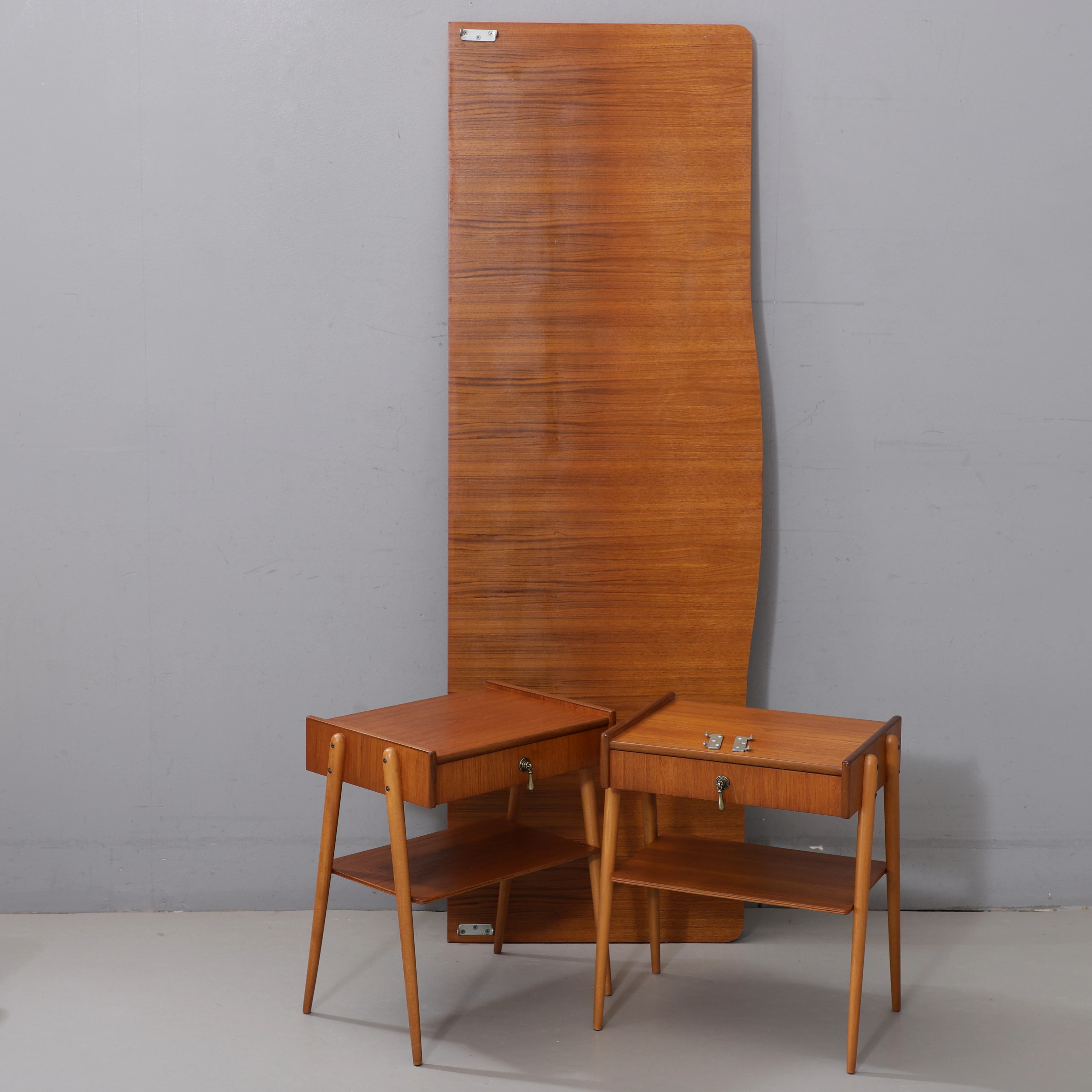 SÄNGGAVEL MED SÄNGBORD, teak, 1950/60-tal.
