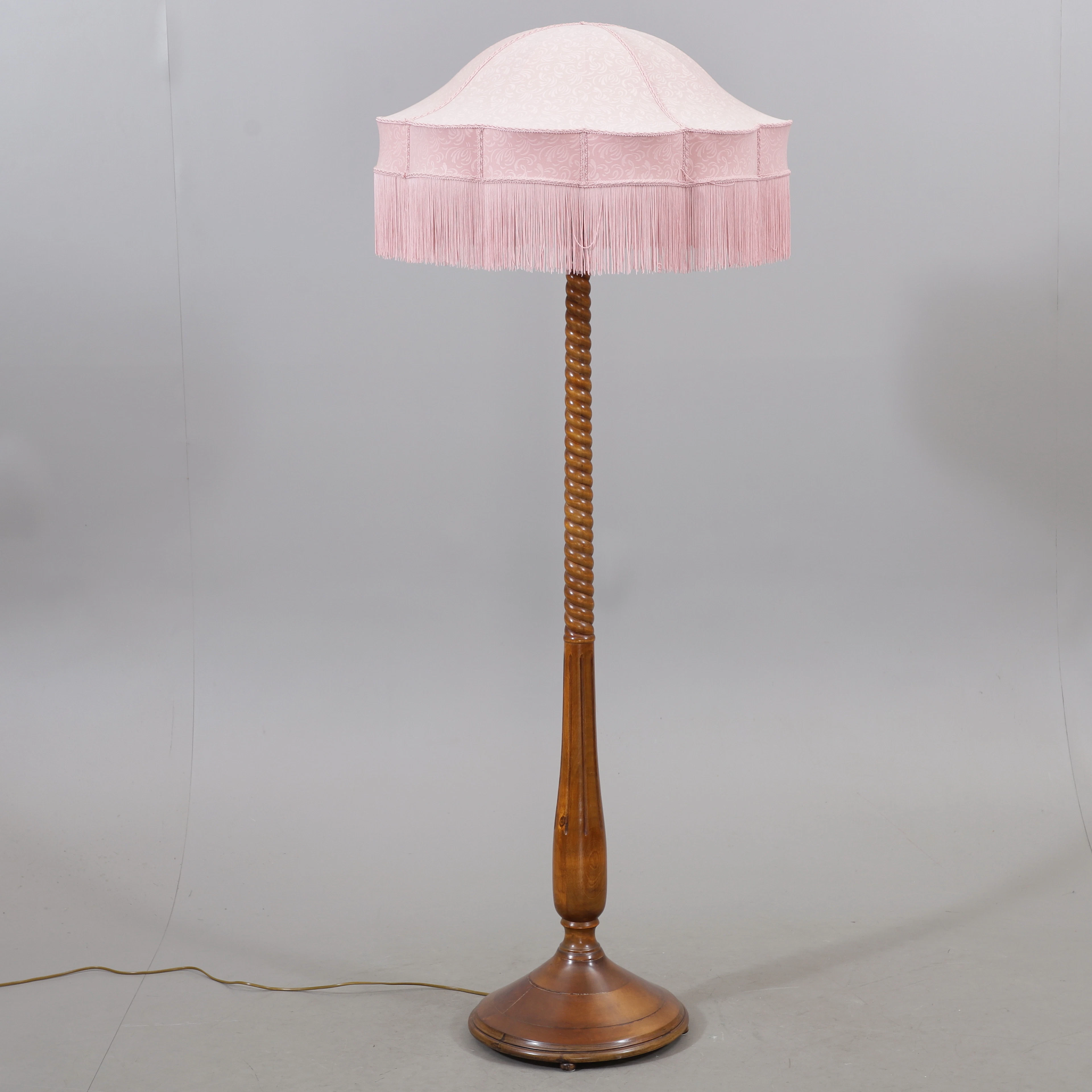 GOLVLAMPA, björk, 1900-talets första hälft.