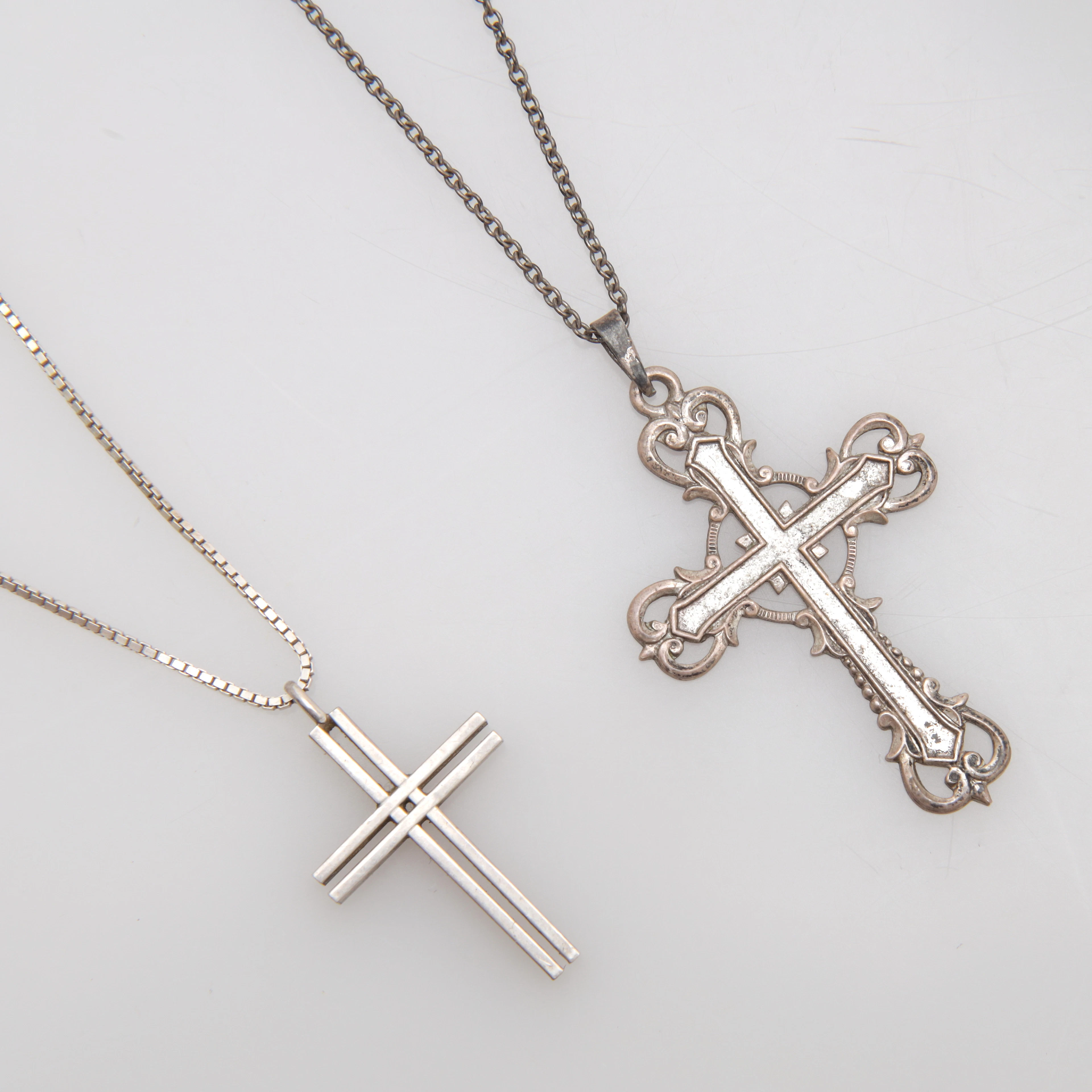 HALSBAND MED KORS, 2 st, silver, totalvikt 14,8 gram.