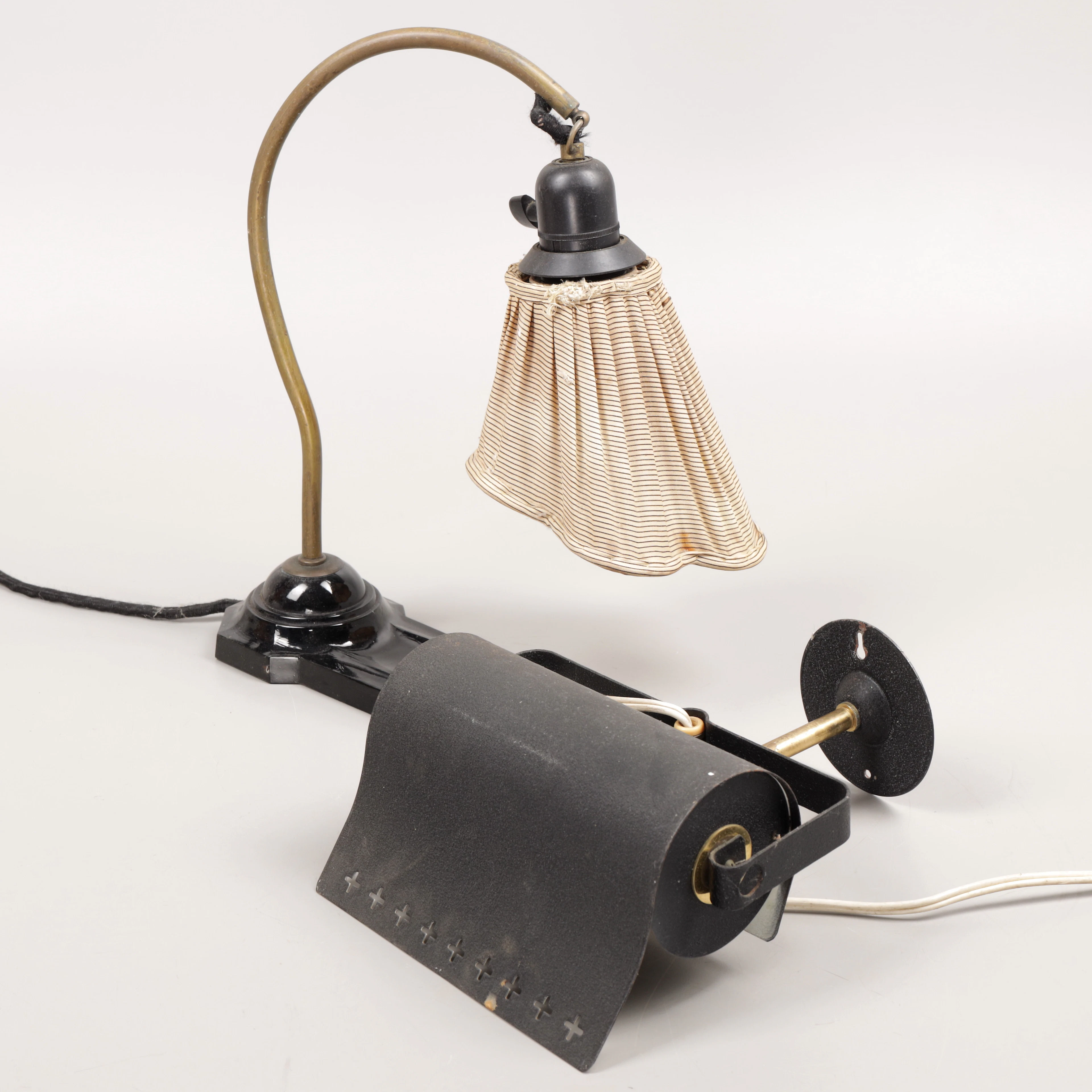 VÄGGLAMPA/BORDSLAMPA samt SÄNGLAMPA, plåt, mässing mm.