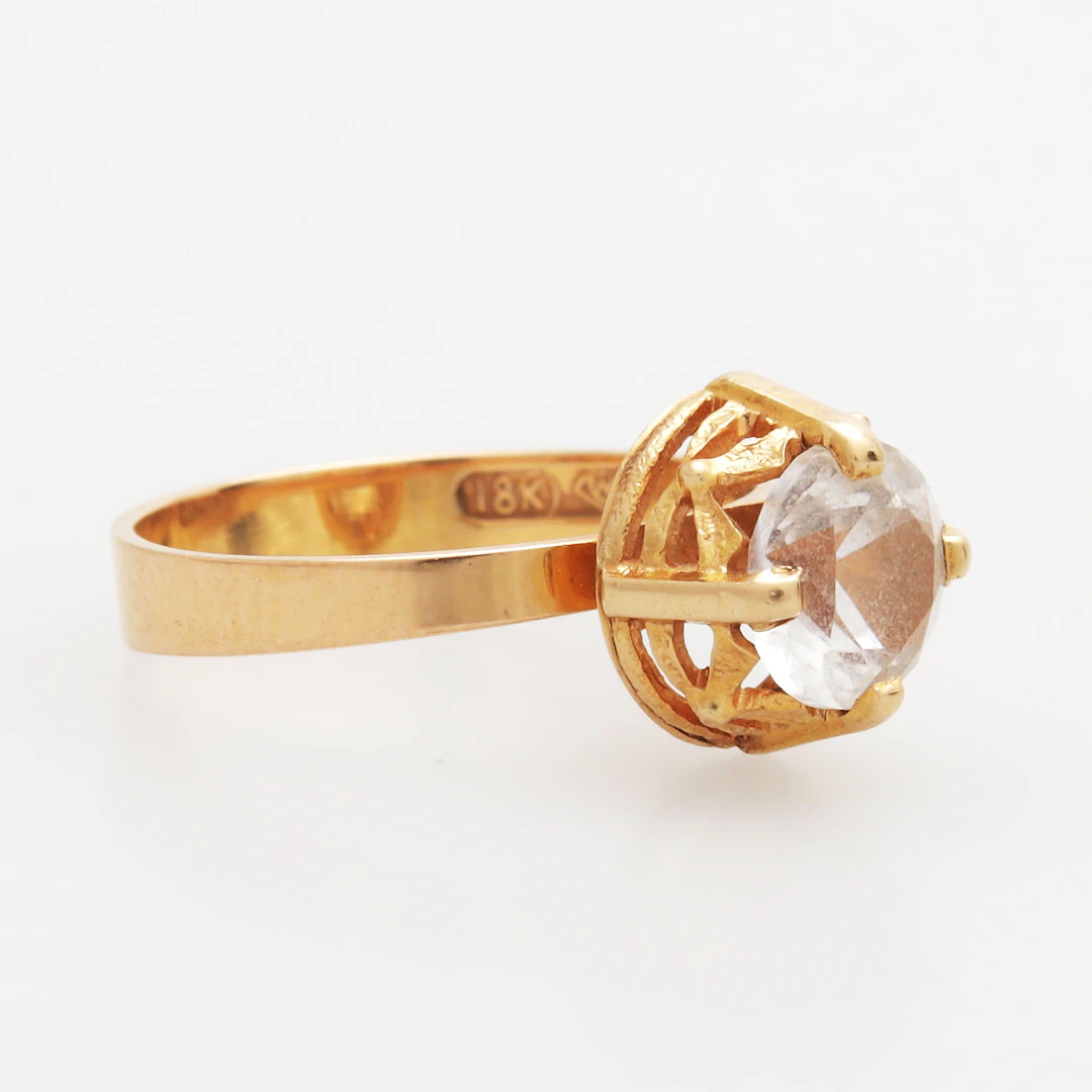 RING, guld 18k, med vit sten, vikt 2,97 gram.