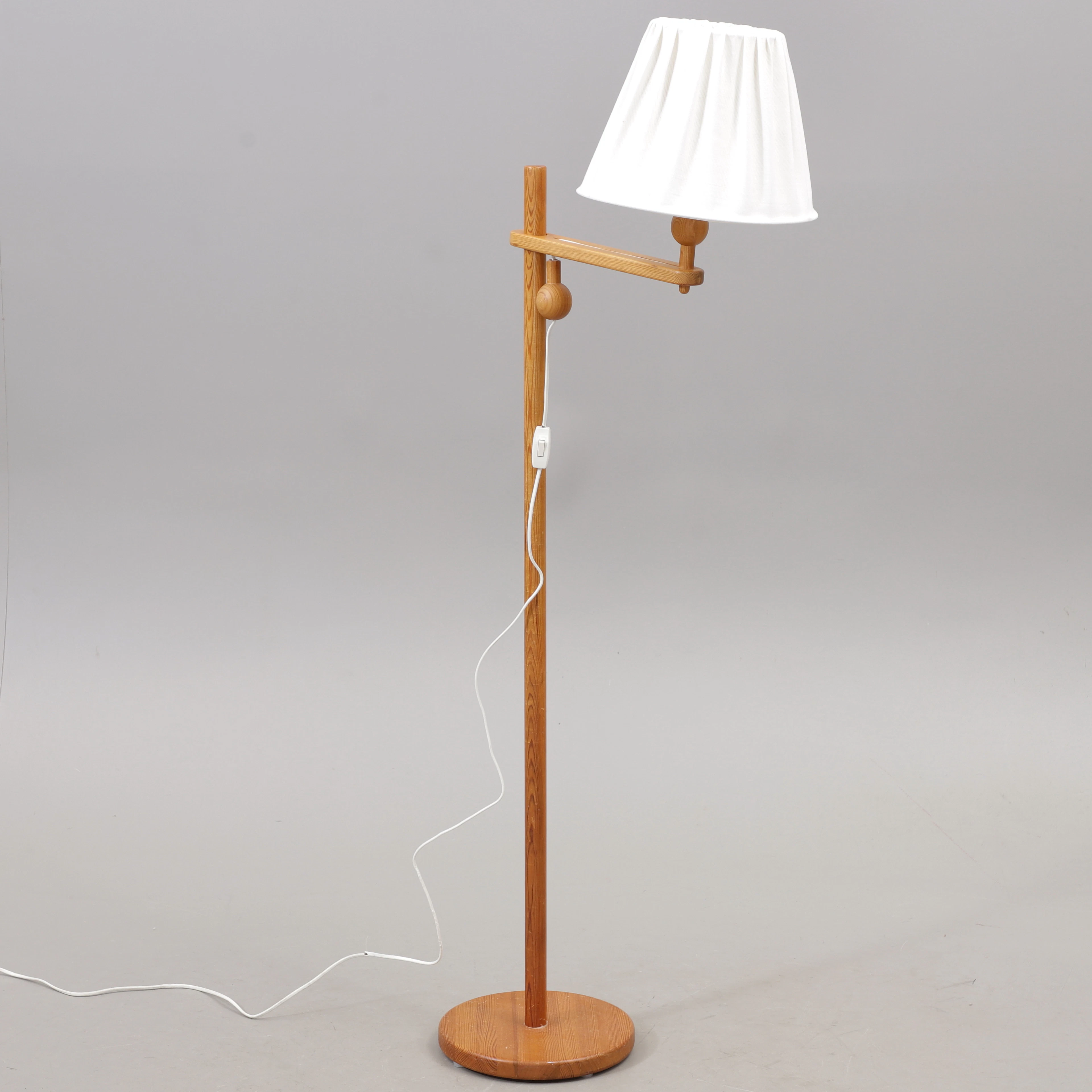 YNGVE EKSTRÖM. Golvlampa, furu, "Lystella", 1900-talets andra hälft.