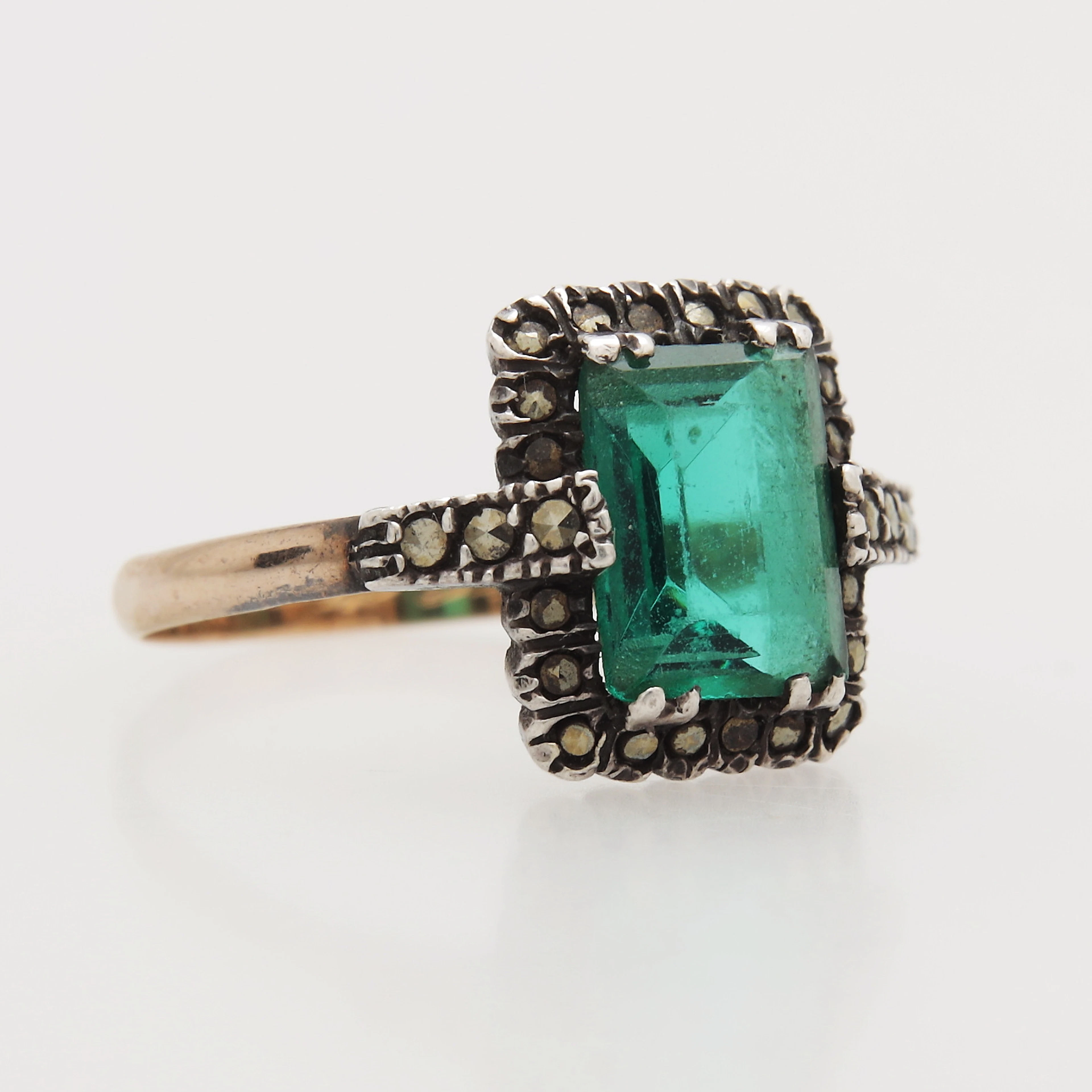 RING MED STEN, guld 18K/silver, totalvikt 2.07 gram.