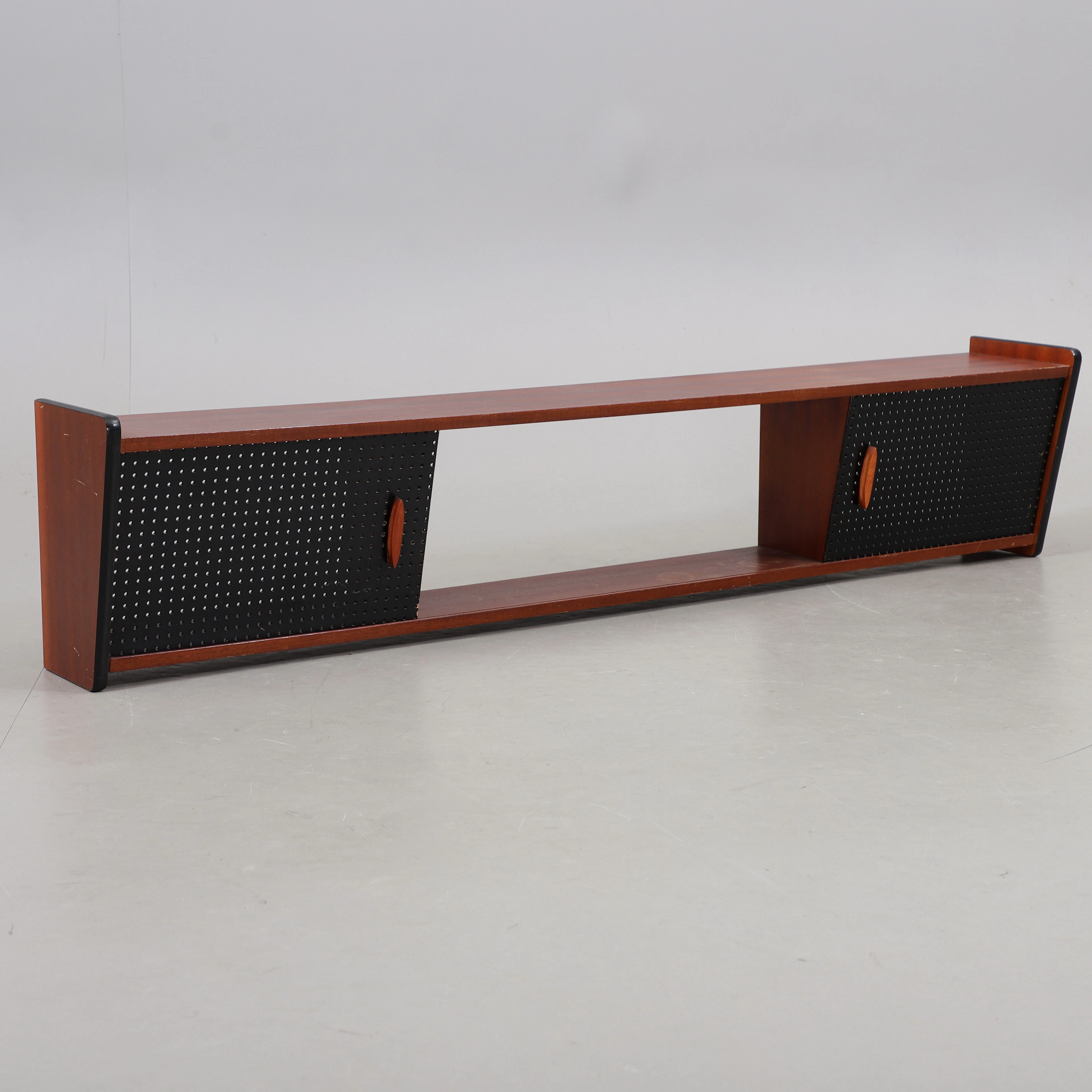 VÄGGHYLLA med skjutdörrar, teak/masonit, 1950/60-tal.