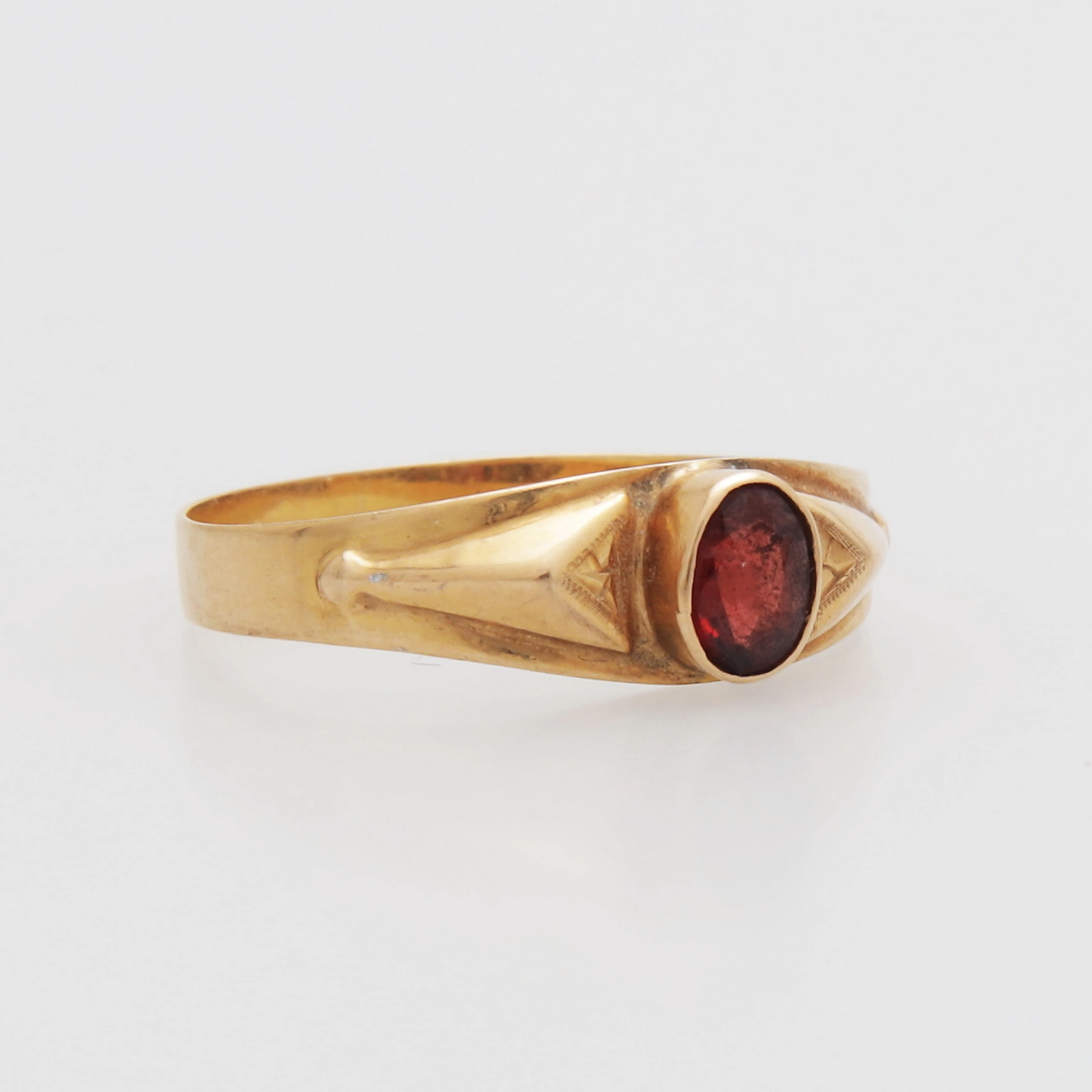 RING, guld 18k, med röd sten, Guldvaruaktiebolaget G. Dahlgren & Co