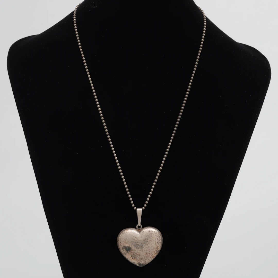 HALSBAND MED HJÄRTA, silver, totalvikt 13,9 gram.