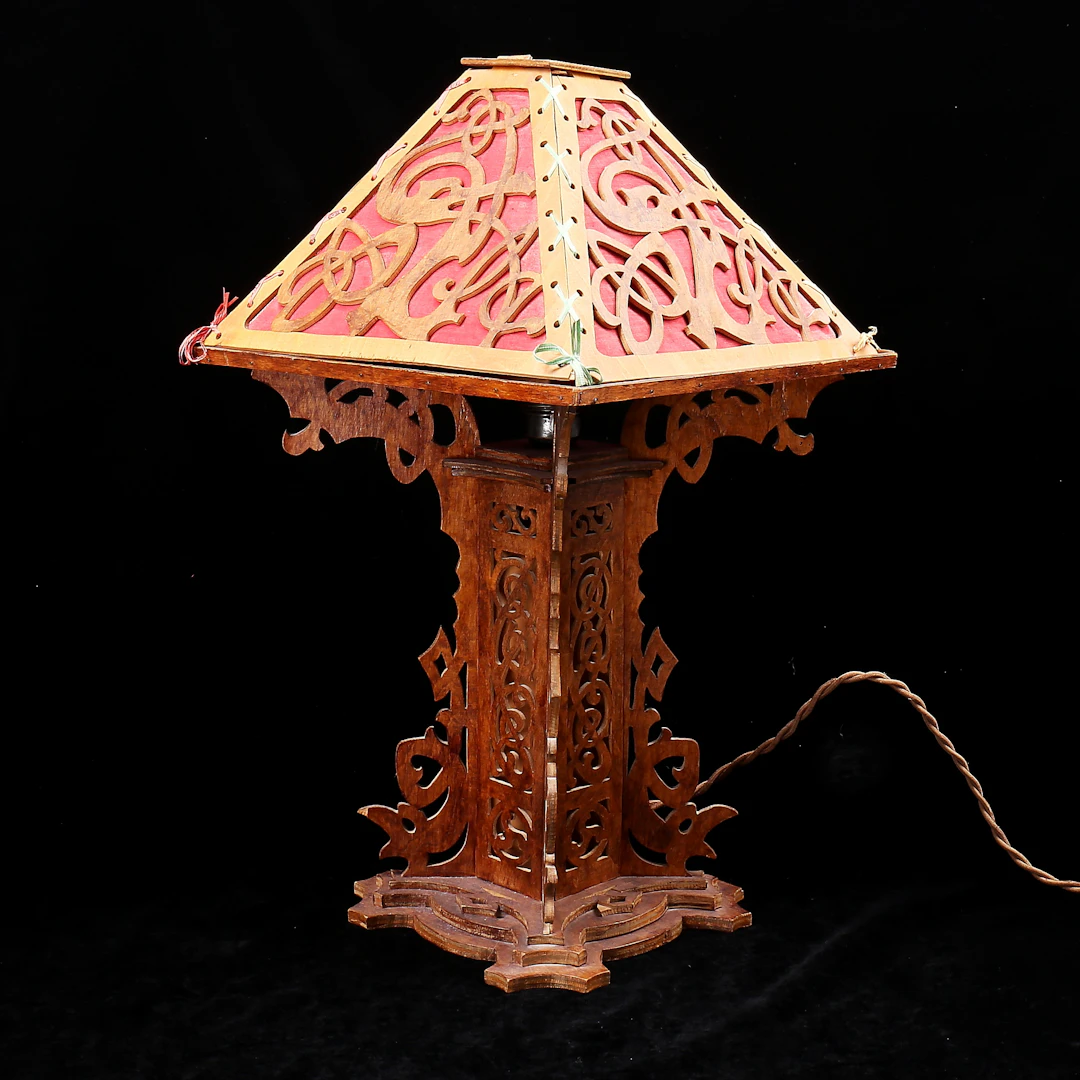 BORDSLAMPA, lövsågad, signerad Alf Gunnar, 1900-talets första hälft.