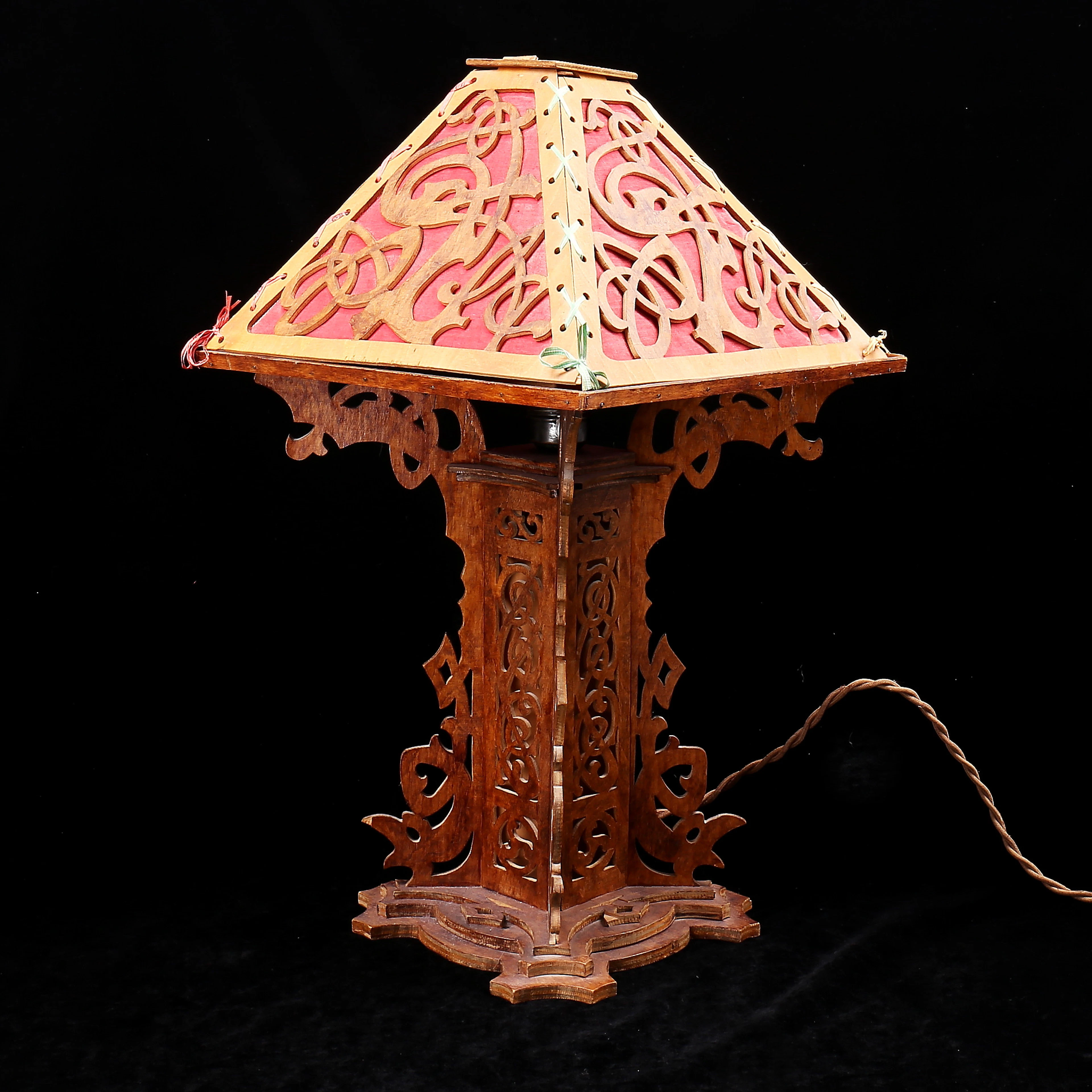 BORDSLAMPA, lövsågad, signerad Alf Gunnar, 1900-talets första hälft.