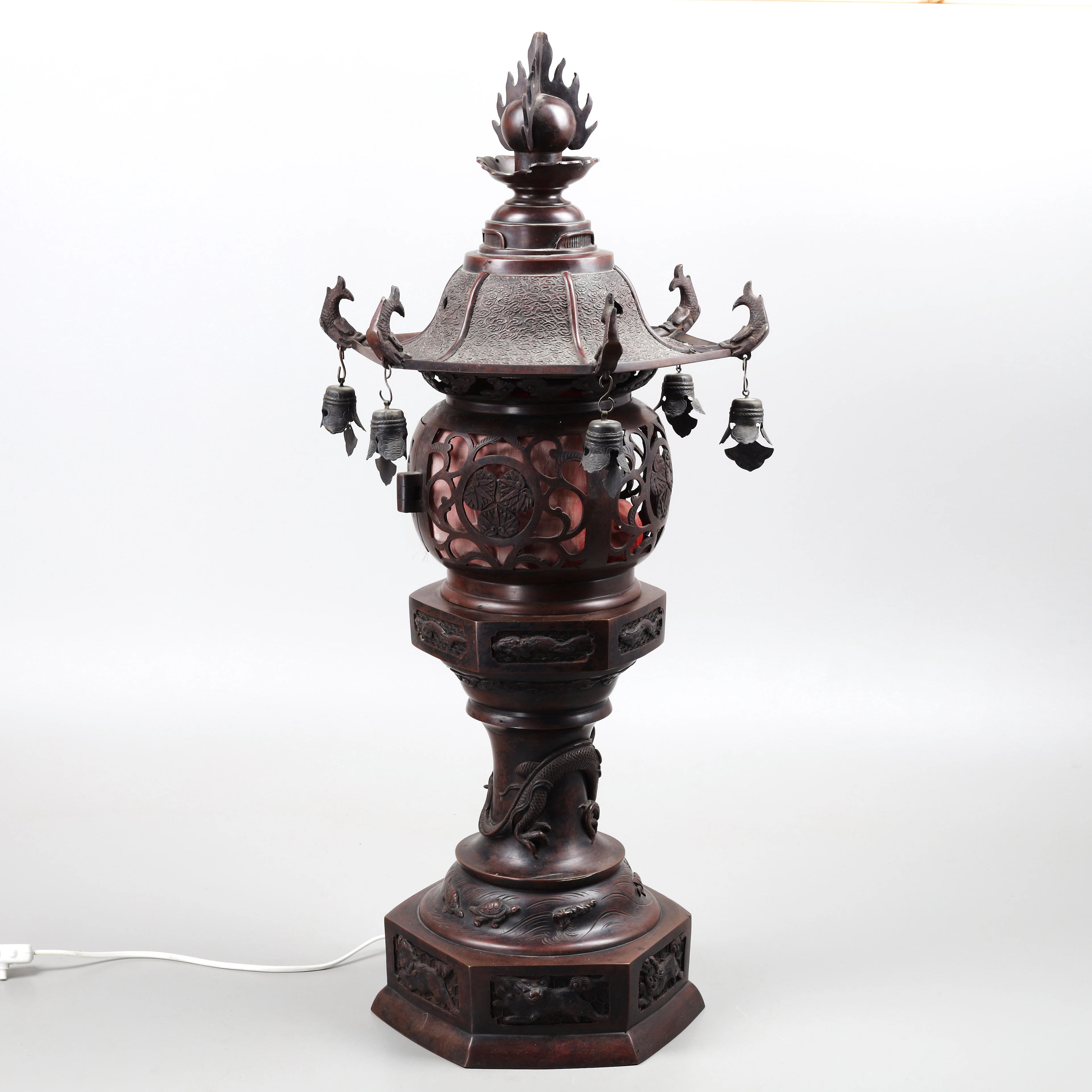 RÖKELSEKAR/LAMPA, brons, 1900-tal.