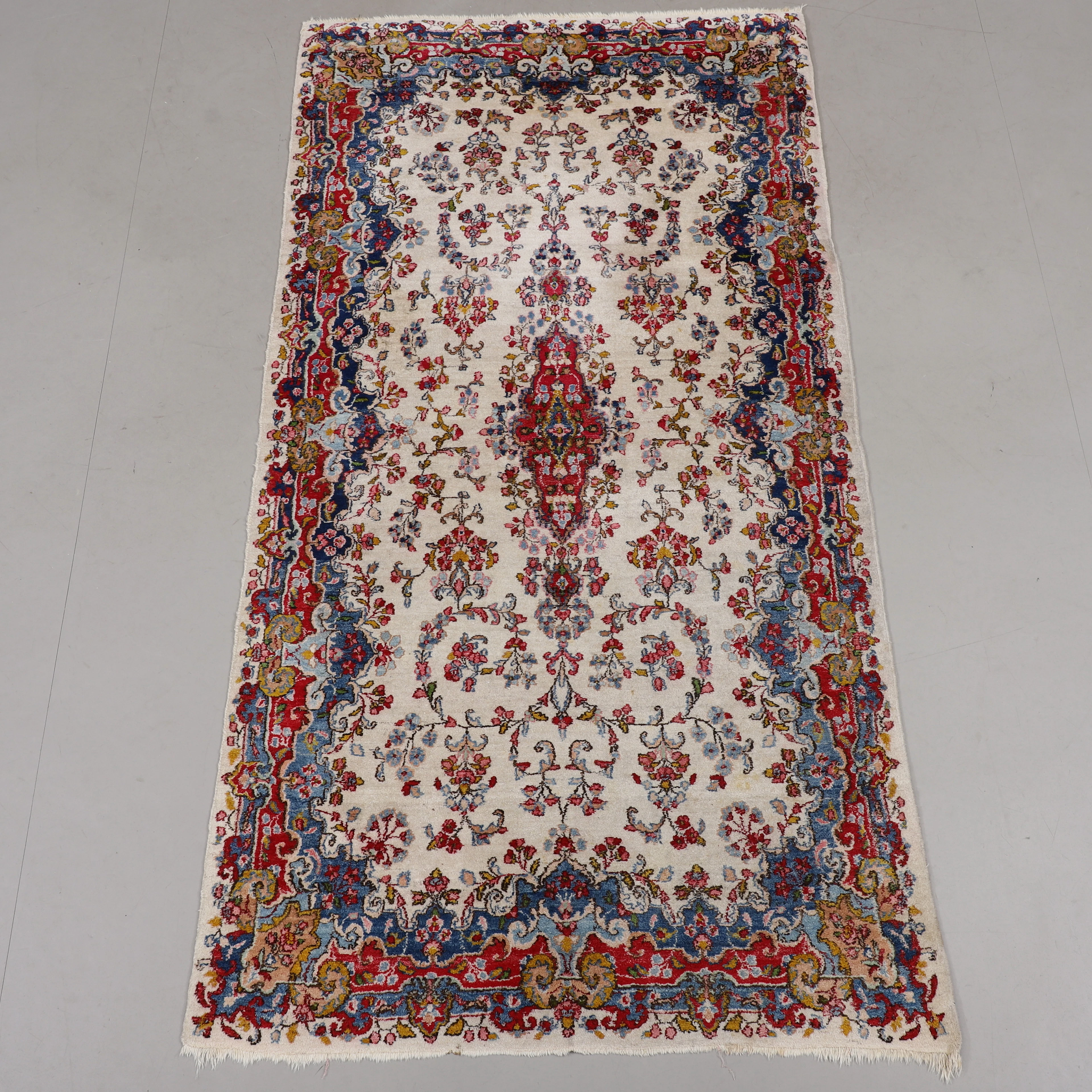 MATTA, persisk, mått 119 x 235 cm.