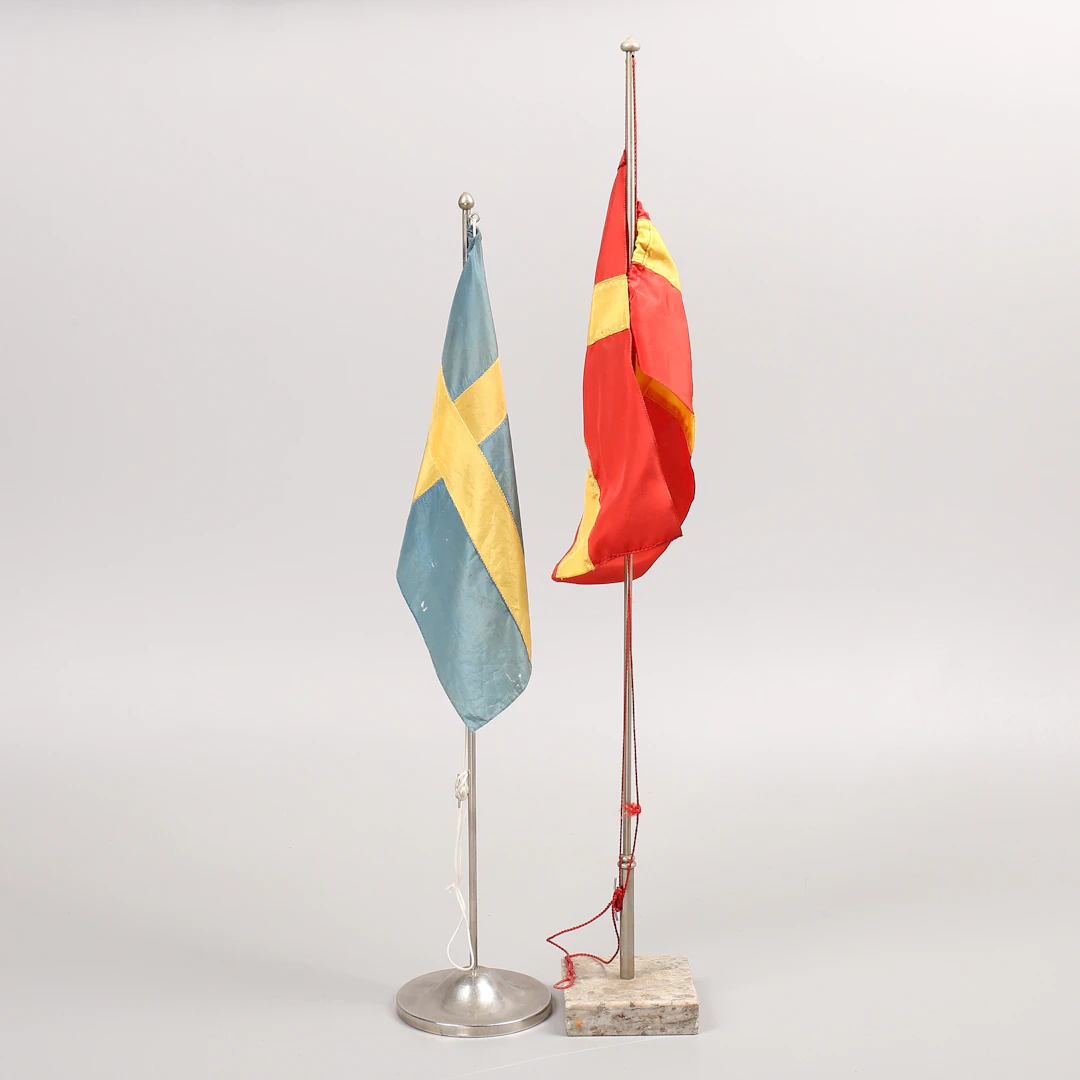 BORDSSTANDAR, 2 st, skånsk och svensk flagga, 1900-talets första hälft.