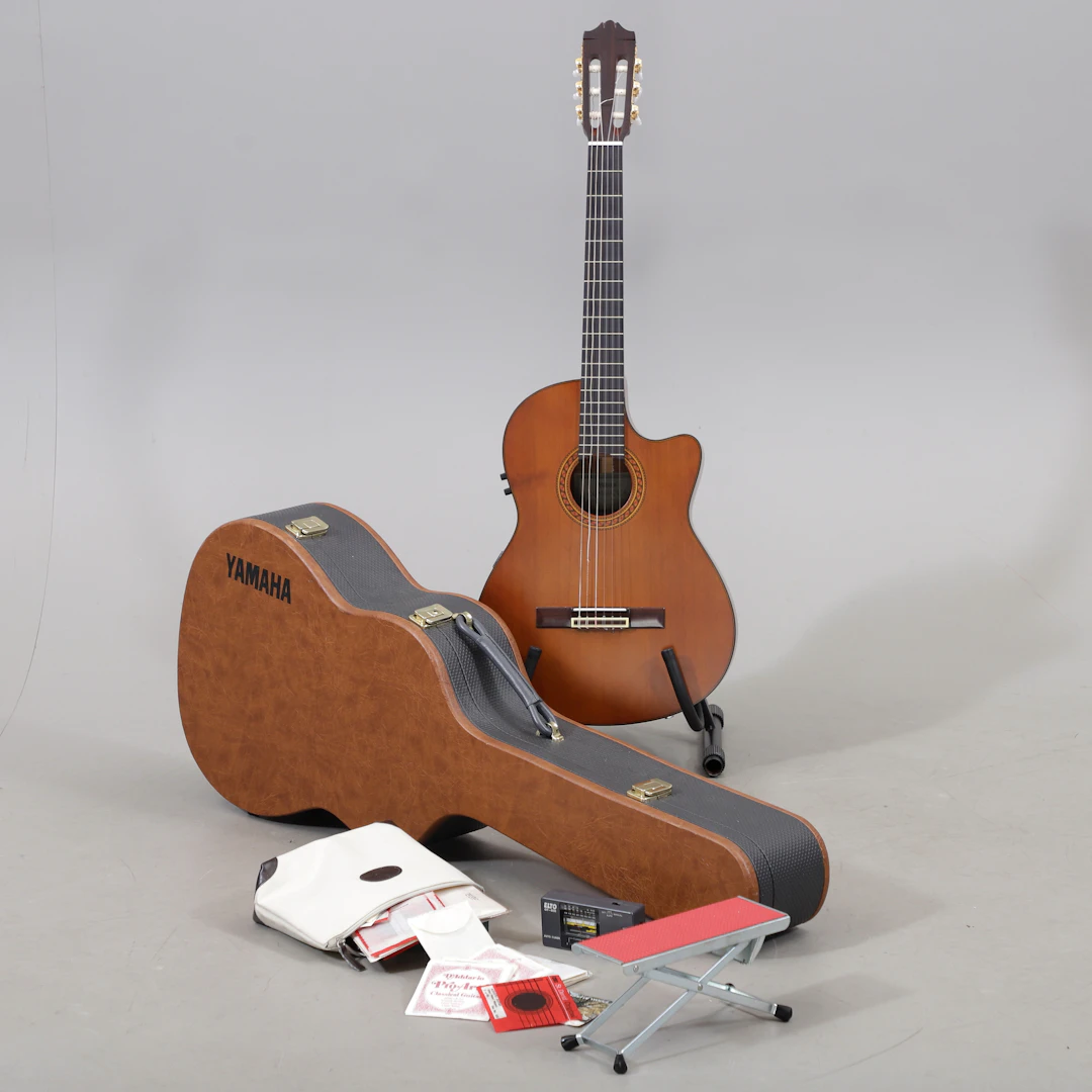 GITARR MED TILLBEHÖR, Yamaha, 1900-talets andra hälft.