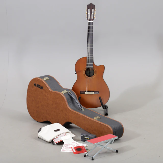GITARR MED TILLBEHÖR, Yamaha, 1900-talets andra hälft.