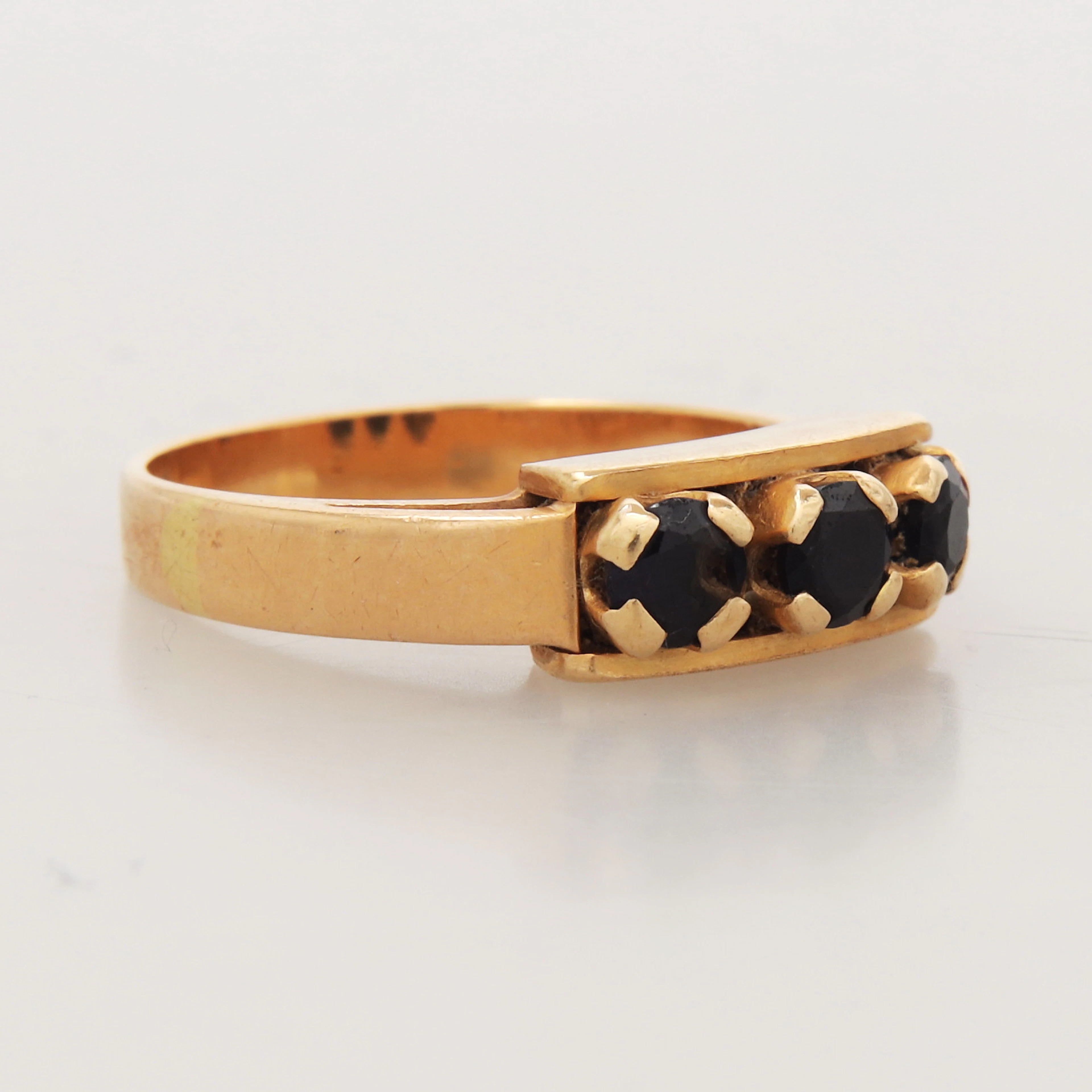 RING, guld 18k, med svarta stenar, Hedbergs guld, Dalsjöfors 1977