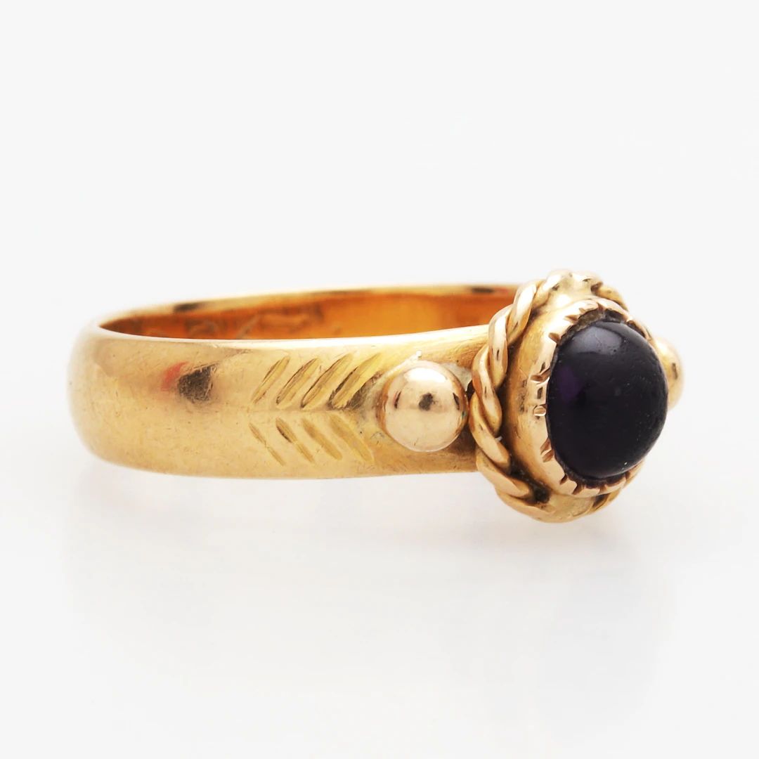 RING, guld 18k, med mörklila sten, CG Hallberg 1962, vikt 6,57 gram.
