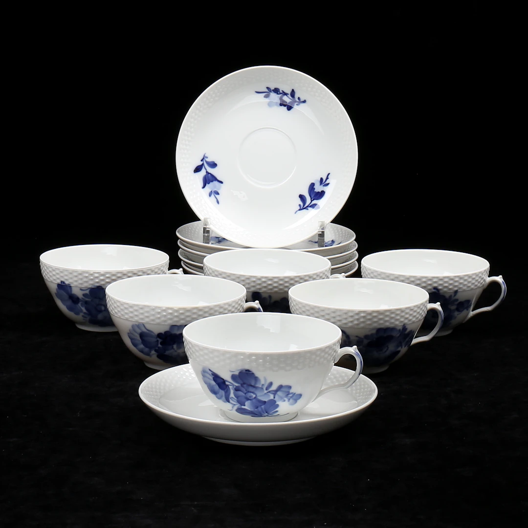 TEKOPPAR med FAT, 12 delar, porslin, "Blå Blomster", Royal Copenhagen, Danmark.