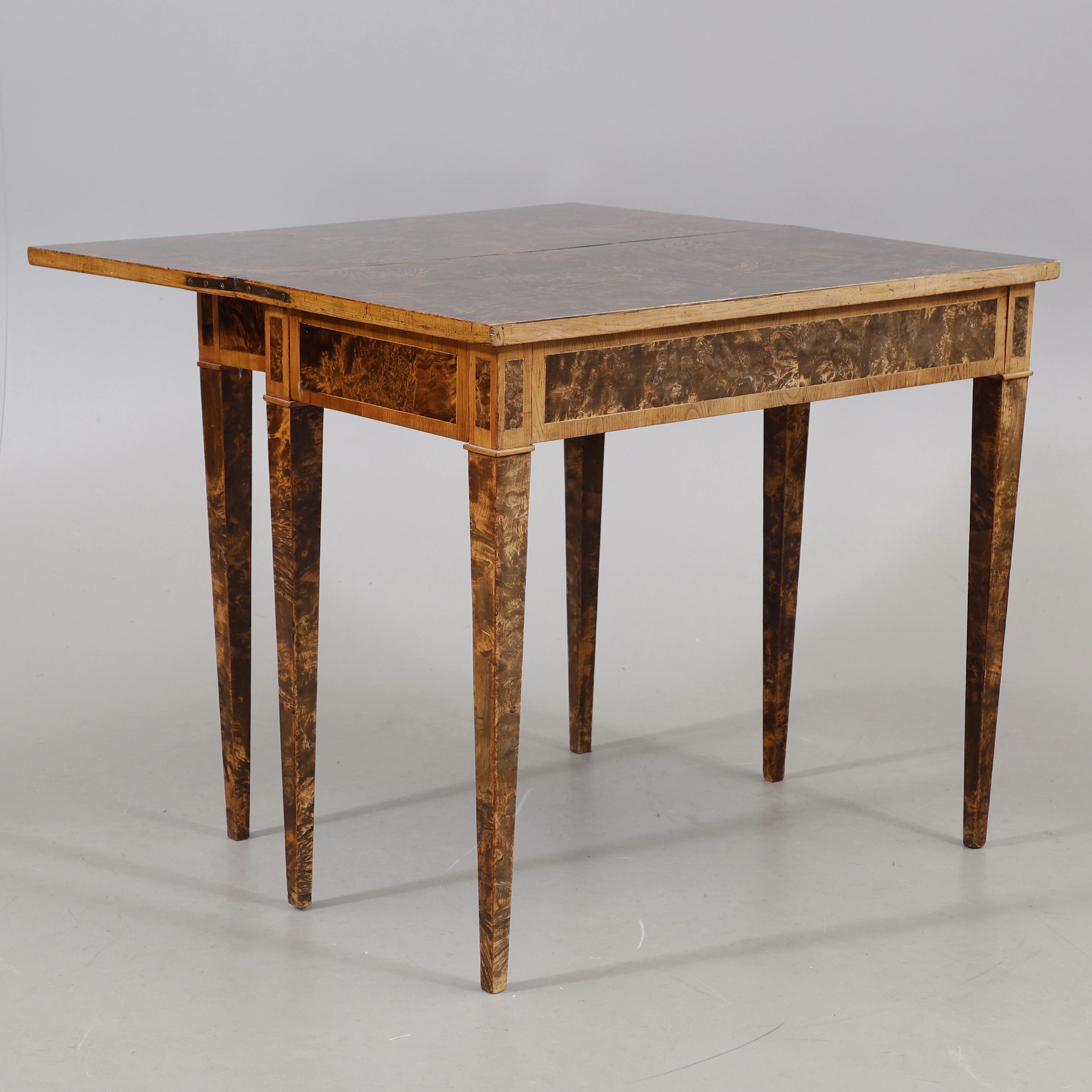 SPELBORD med 2 lådor, rotfanér, sengustavianskt, 1700/1800-tal.