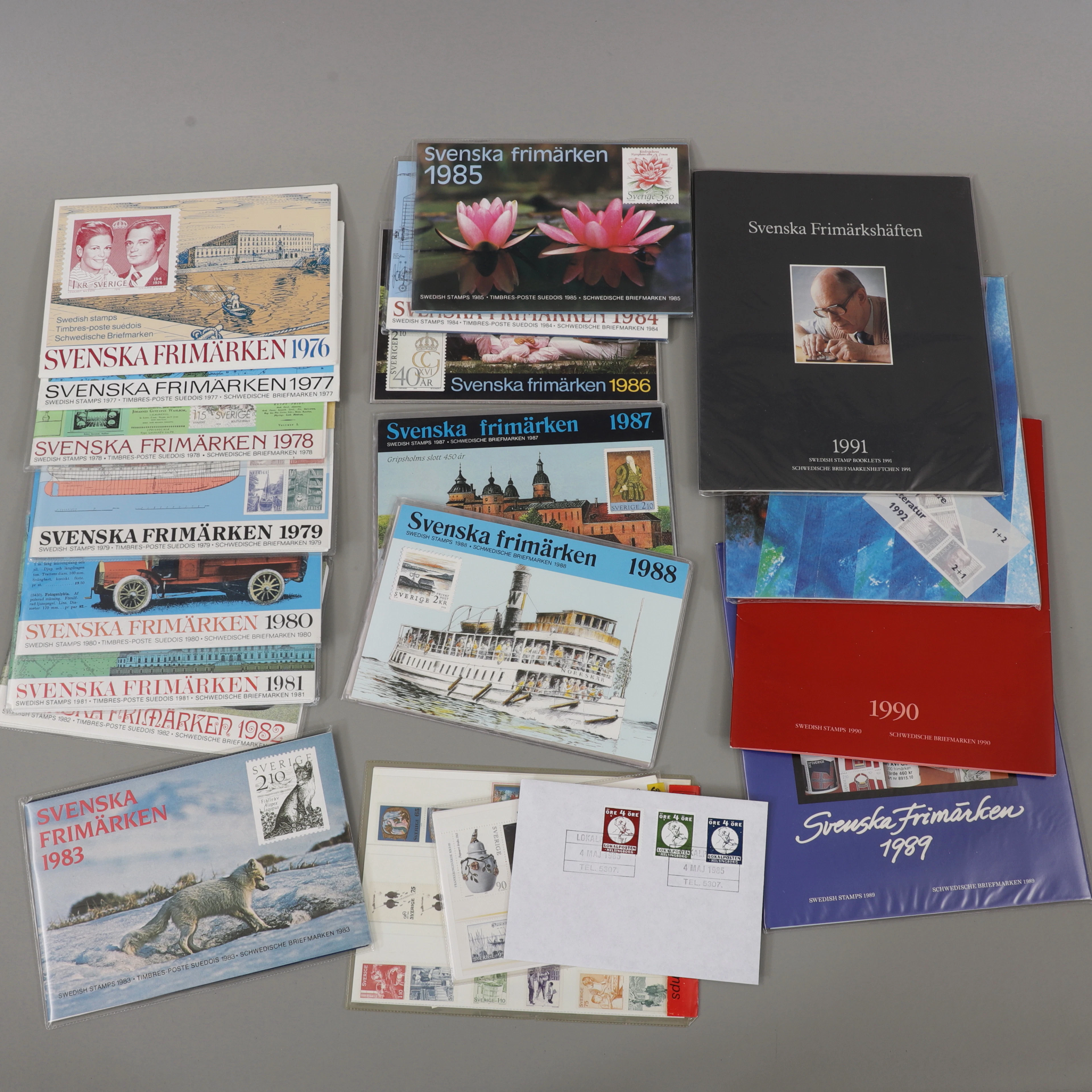 ÅRSSATSER, 17 st, svenska frimärken, 1976-1992.