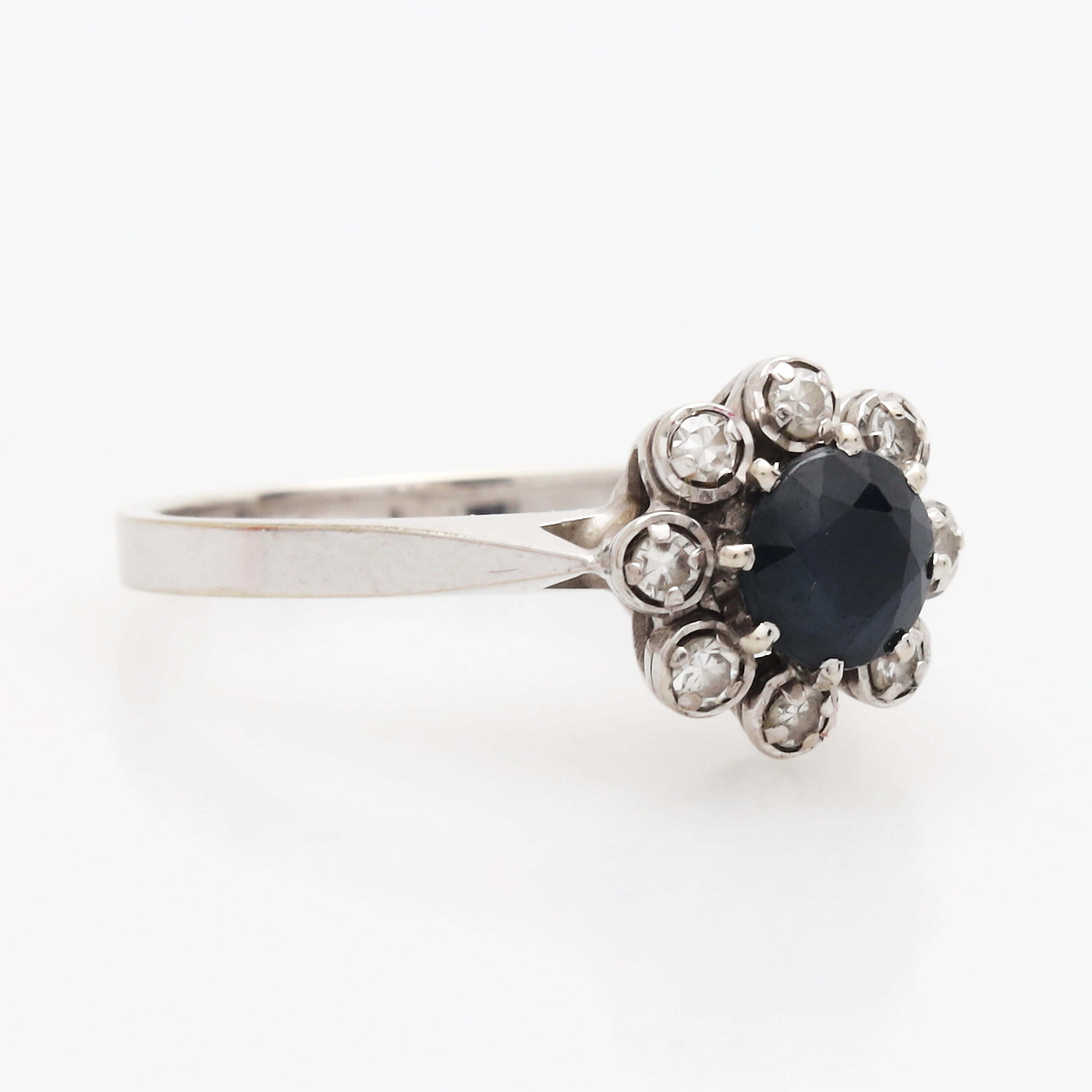 RING, vitguld 18k, med en blå och åtta vita stenar, vikt 3,27 gram.