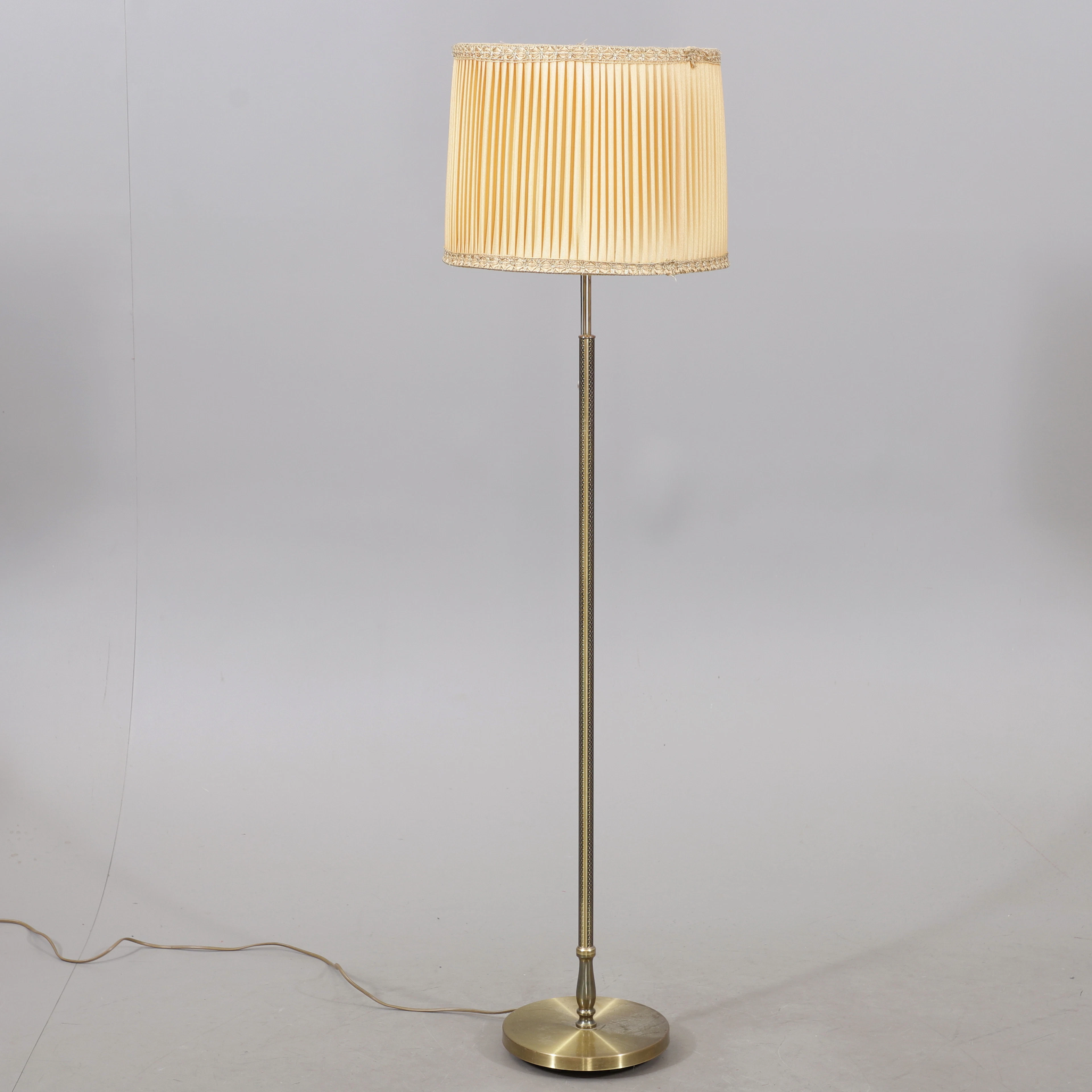 GOLVLAMPA, mässing, 1950-tal.