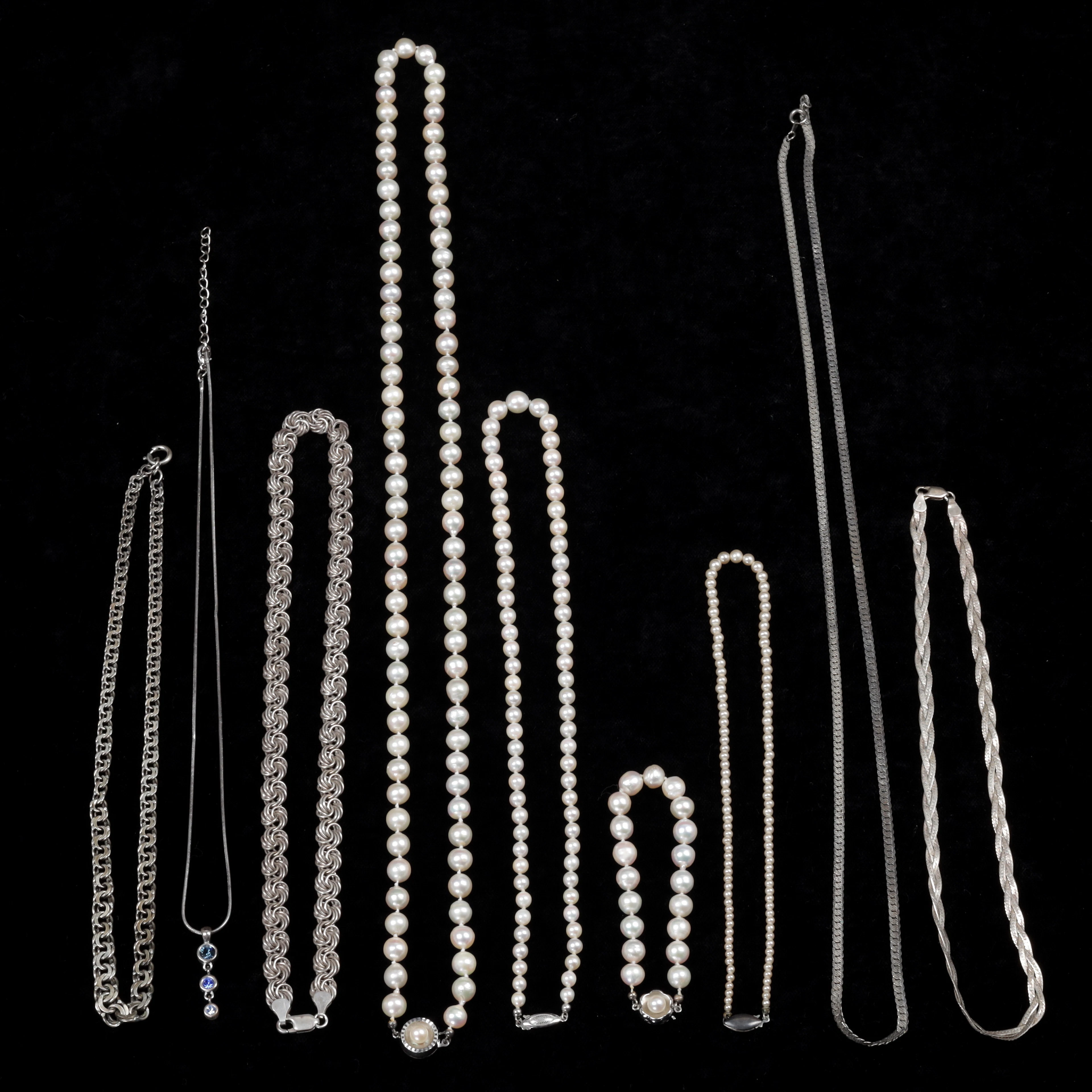 HALSBAND, 8 st, silver, pärlor med silverlås samt ARMBAND, pärlor