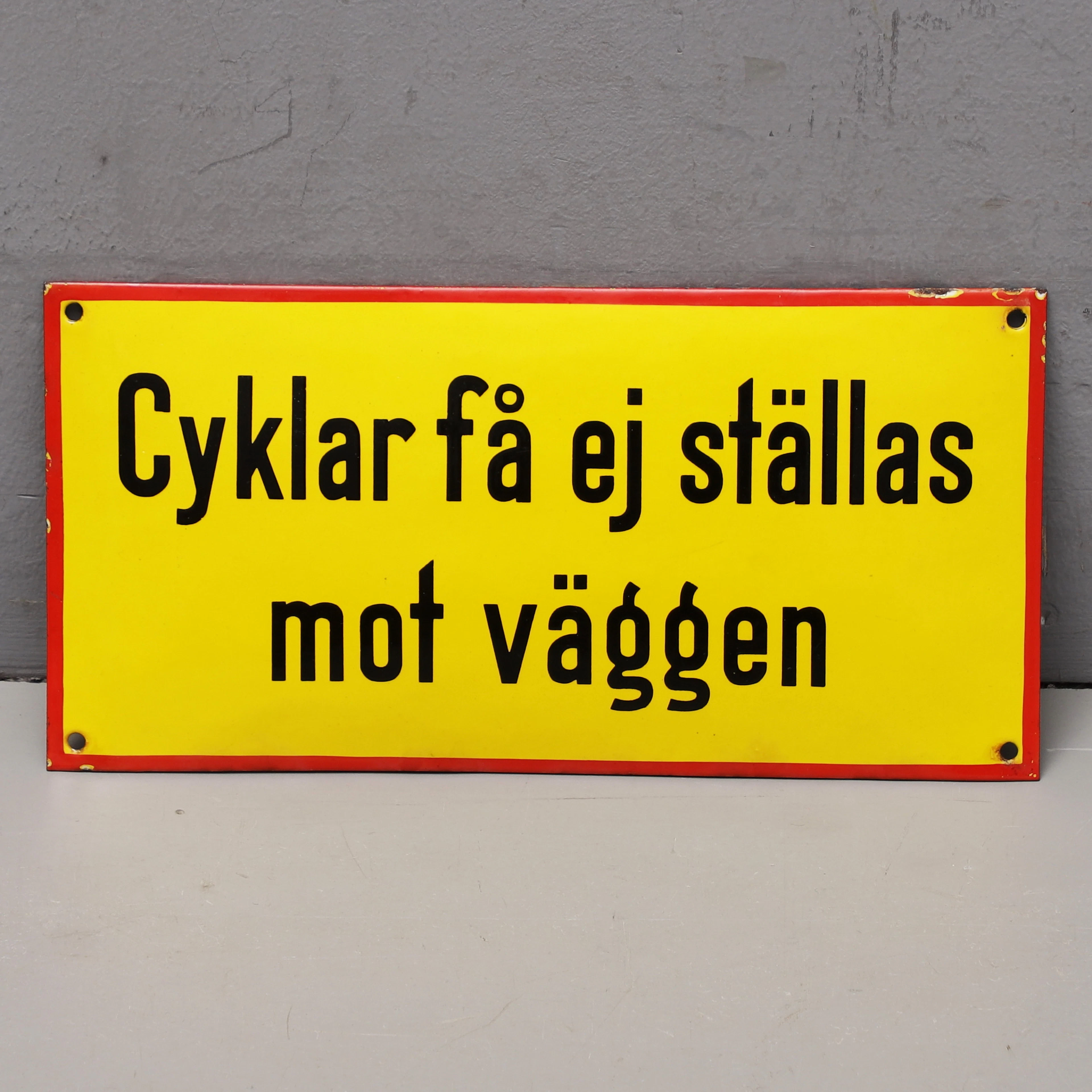 EMALJSKYLT, "Cyklar får ej ställas mot väggen", 1900-talets mitt.