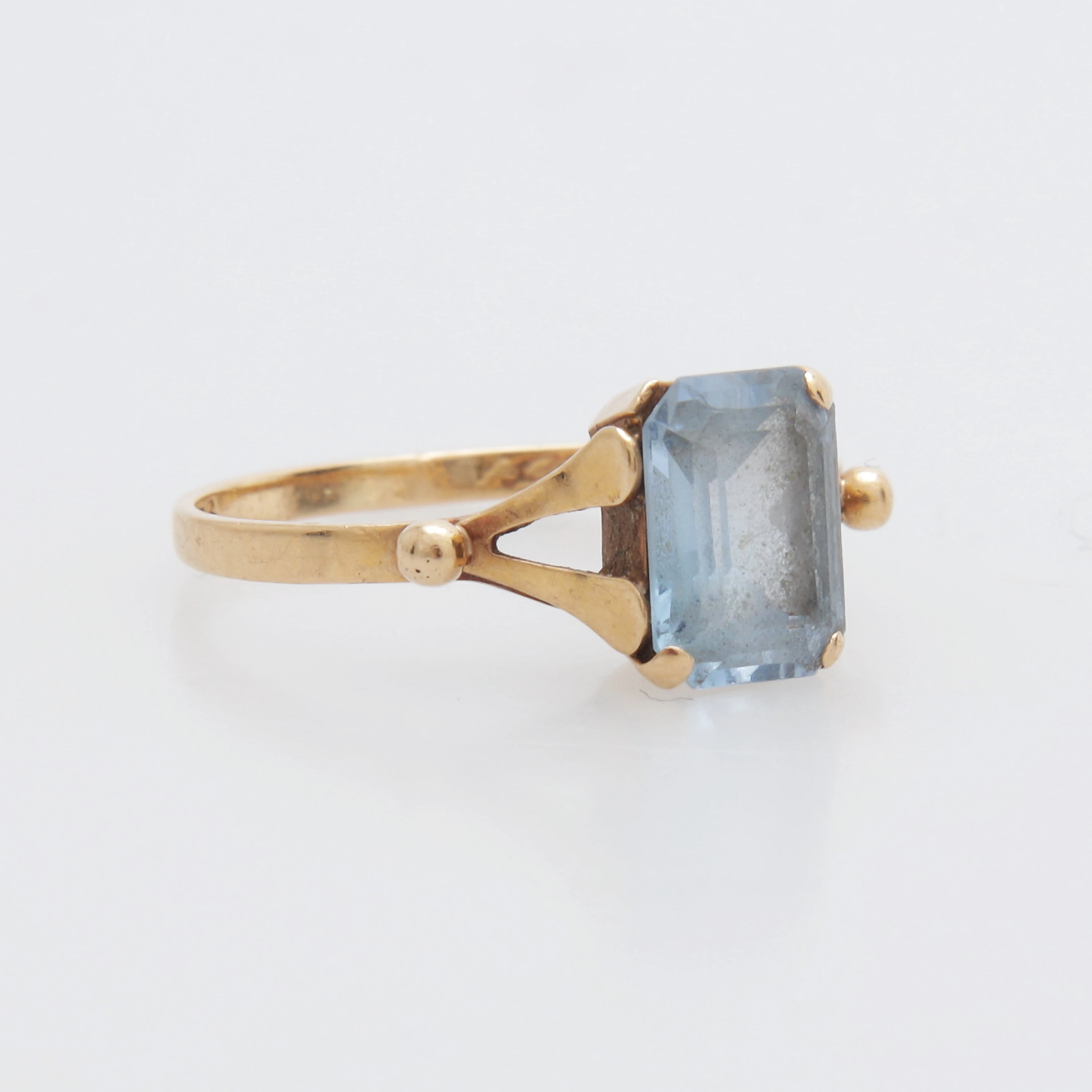 RING med smaragdslipad akvamarin, guld, 18K, totalvikt 1,70 gram.