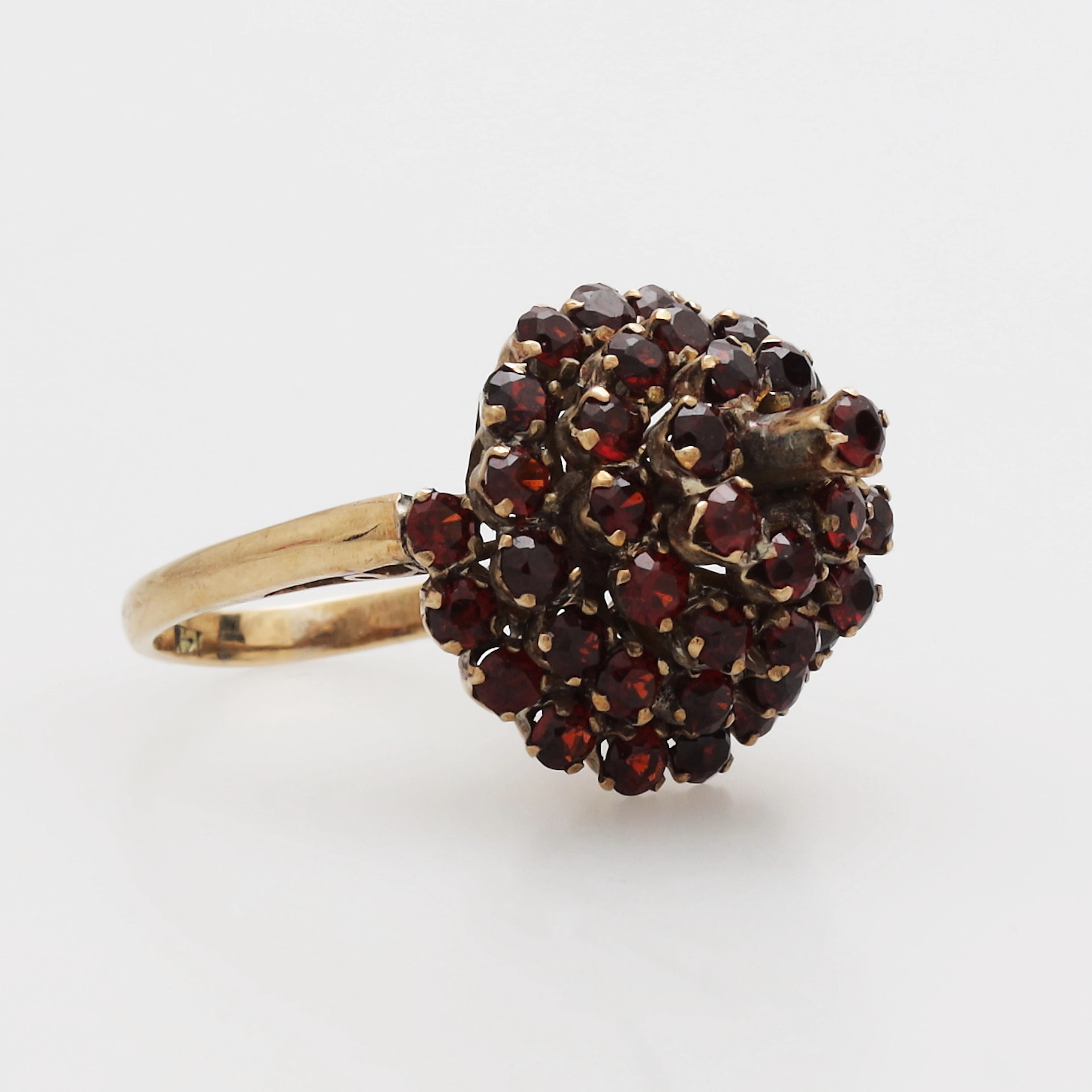 RING, guld, 14k, granat, totalvikt 5,99 gram.