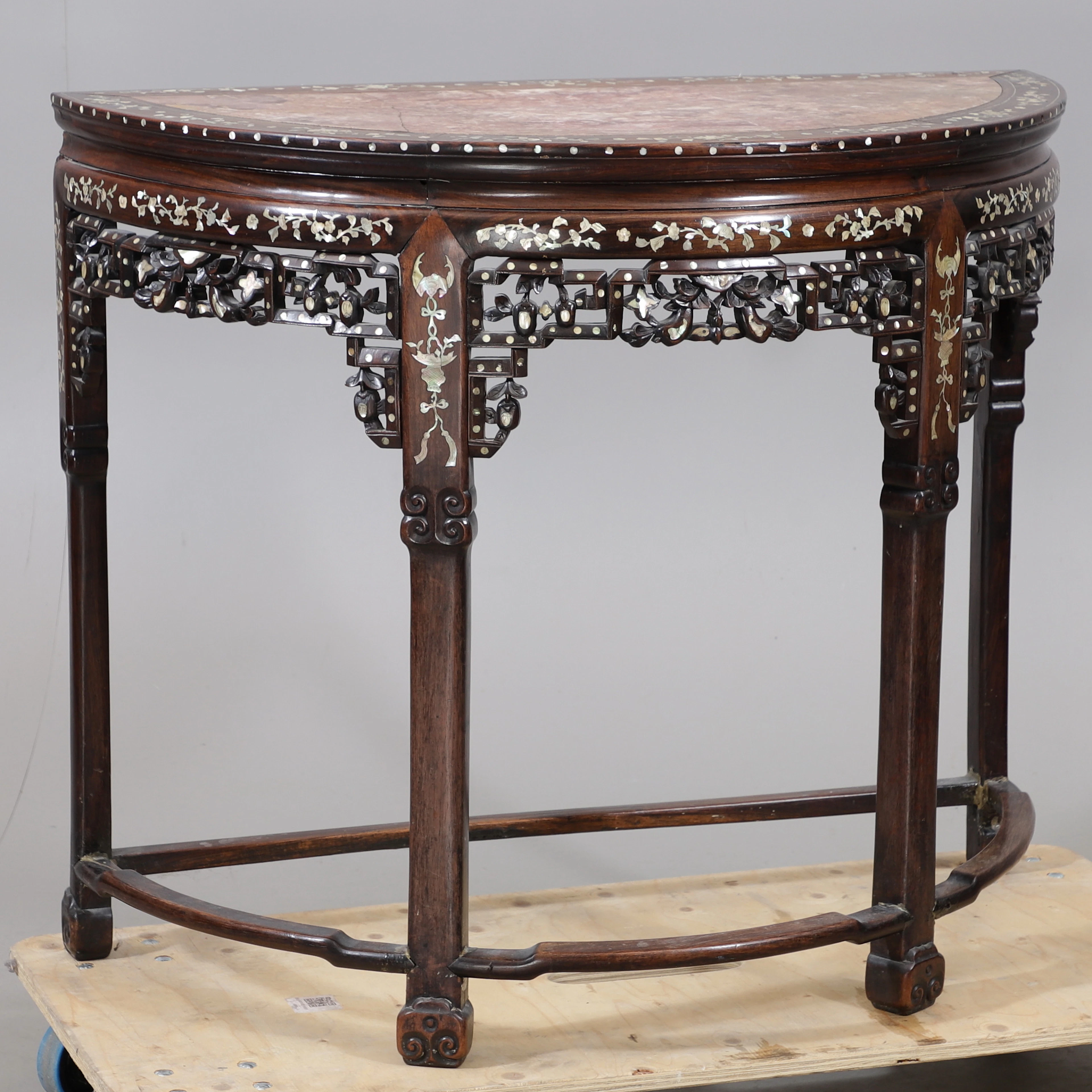 KONSOLBORD med stenskiva och inläggningar, kolonialstil, 1900-tal.