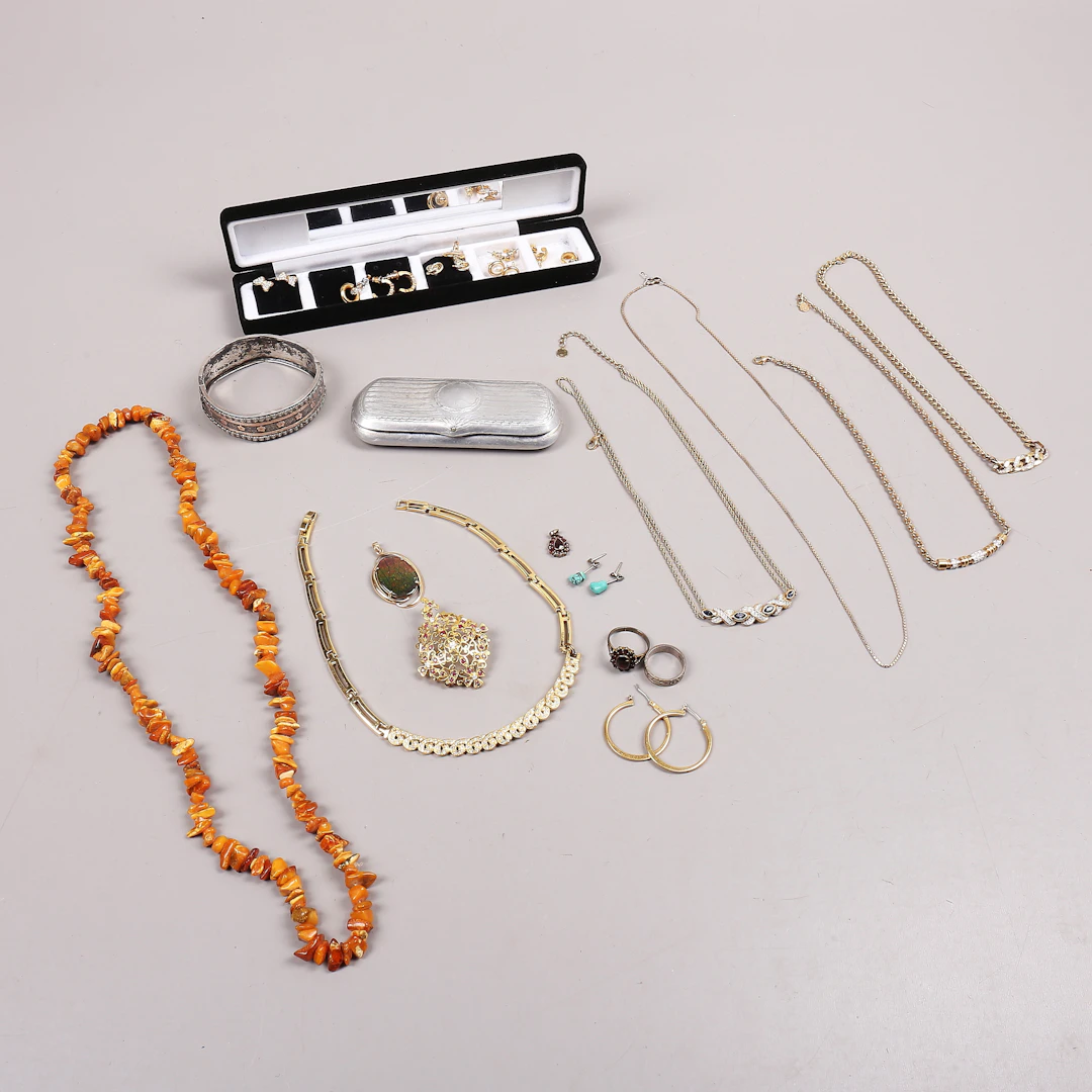 BIJOUTERIER, bl a Pierre Cardin, delvis silver, parti.
